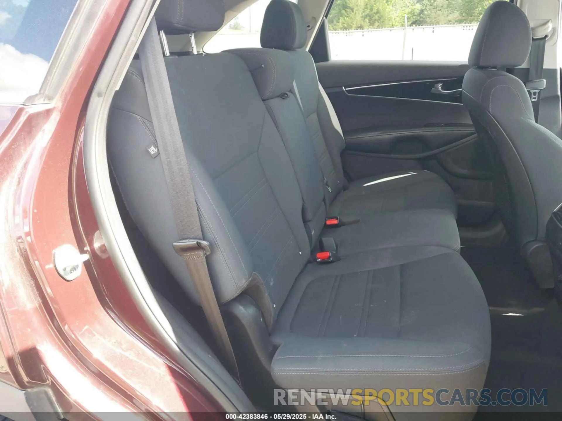 8 Photograph of a damaged car 5XYPG4A37KG508750 KIA SORENTO 2019