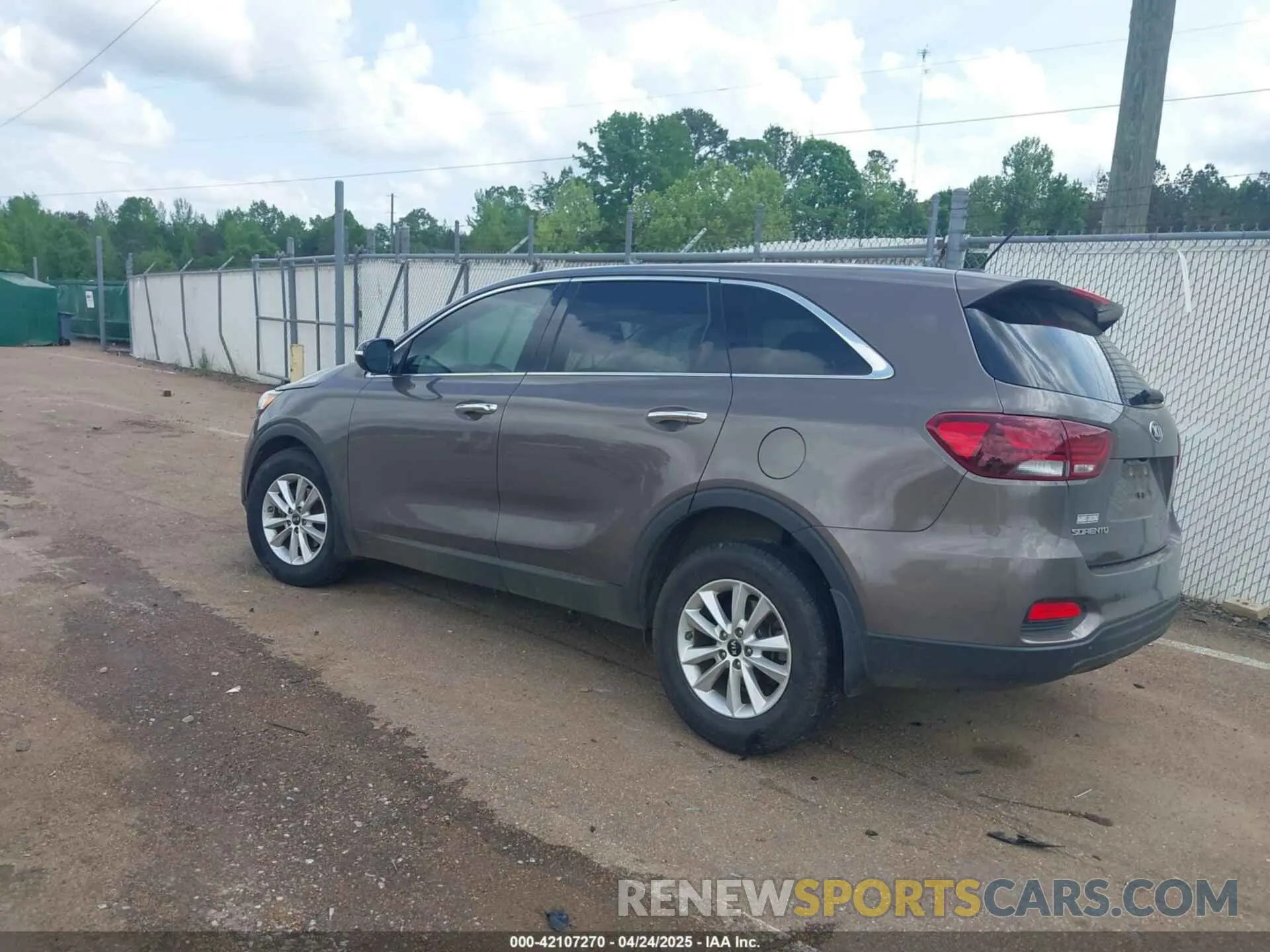3 Photograph of a damaged car 5XYPG4A38KG576149 KIA SORENTO 2019