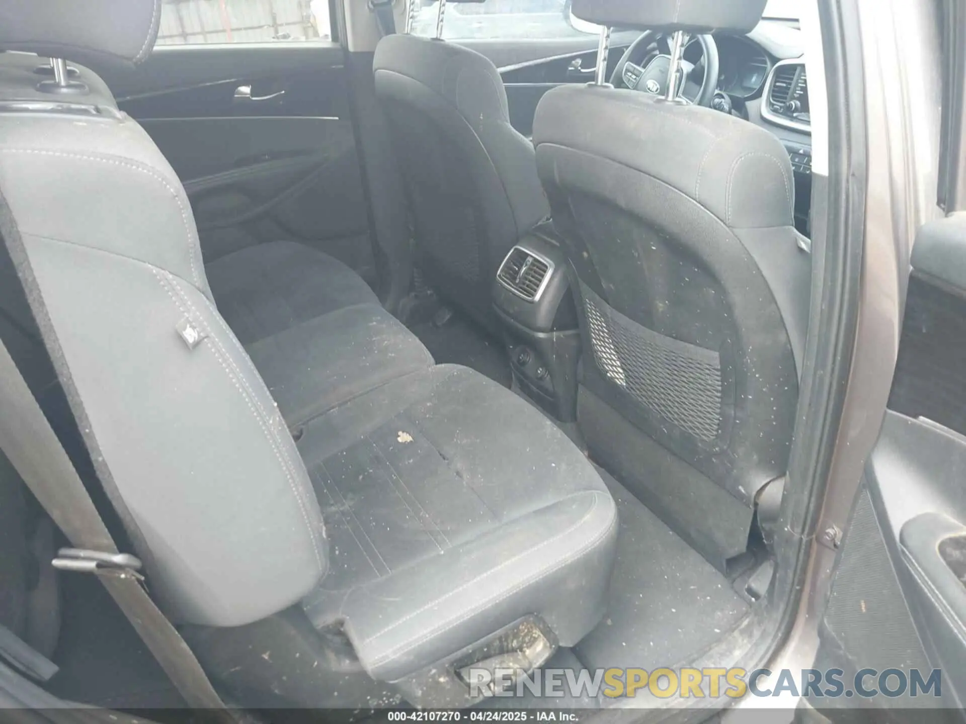 8 Photograph of a damaged car 5XYPG4A38KG576149 KIA SORENTO 2019