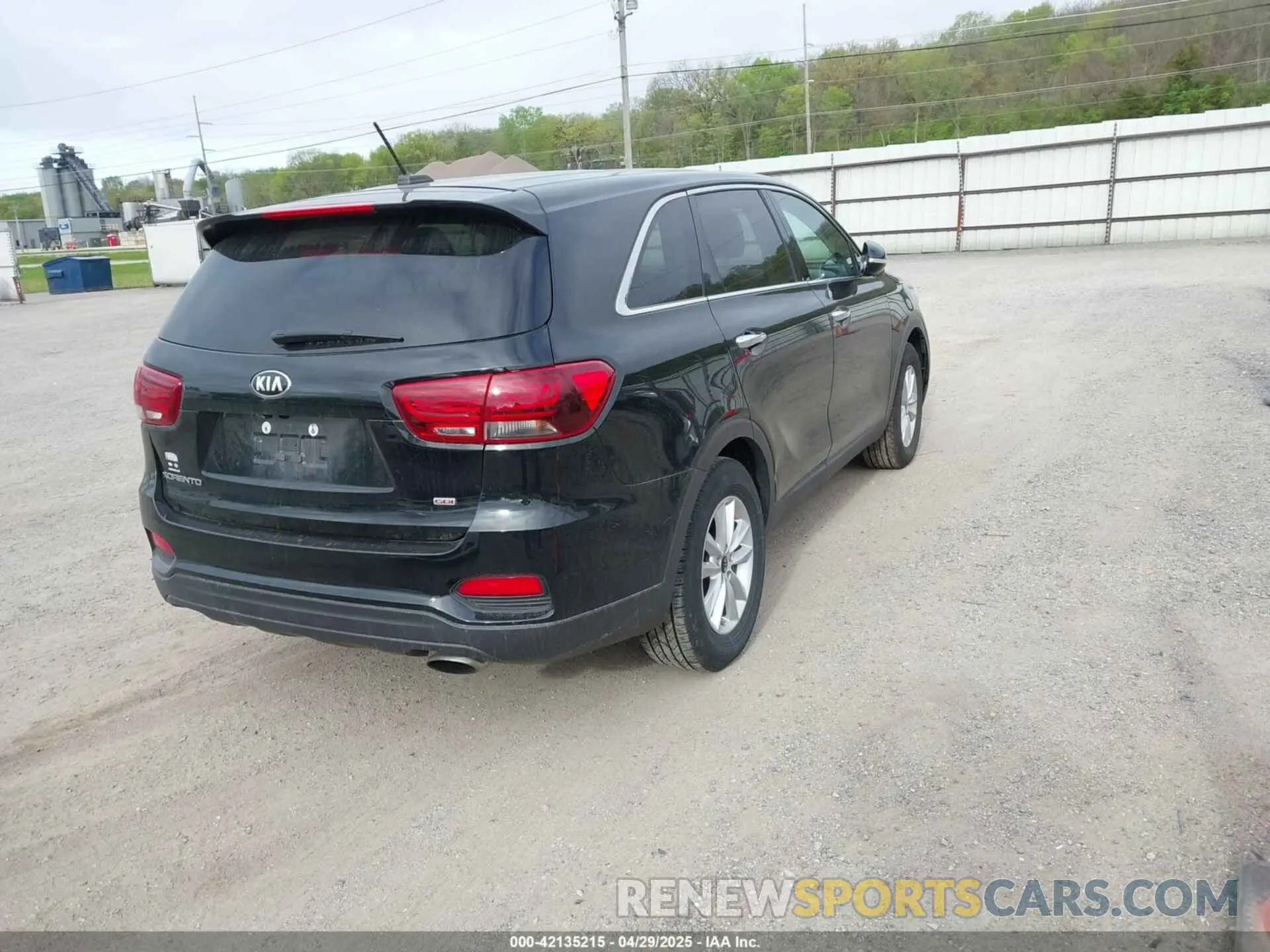 4 Photograph of a damaged car 5XYPG4A38KG576667 KIA SORENTO 2019