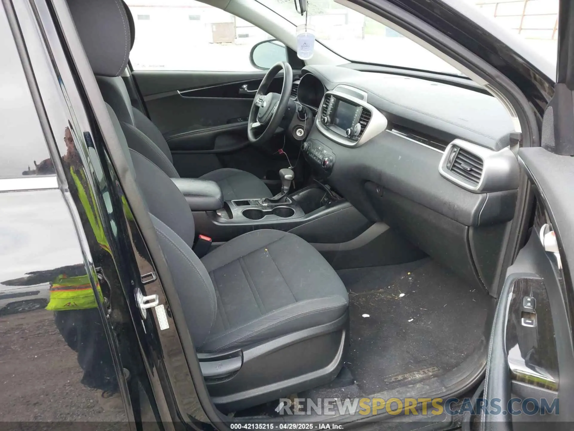 5 Photograph of a damaged car 5XYPG4A38KG576667 KIA SORENTO 2019