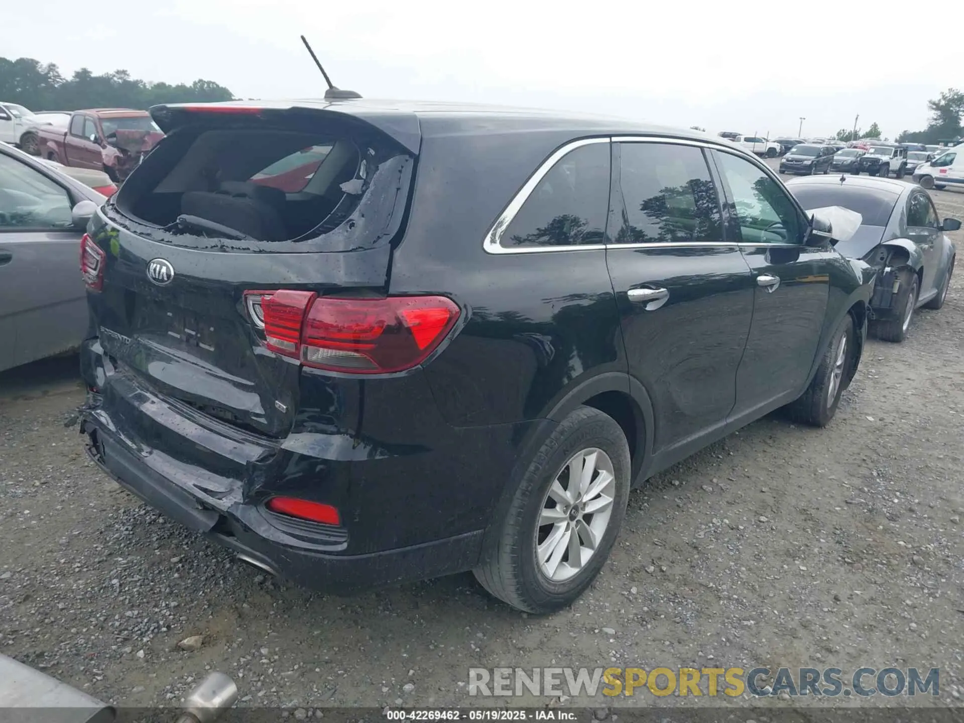 4 Photograph of a damaged car 5XYPG4A38KG581934 KIA SORENTO 2019