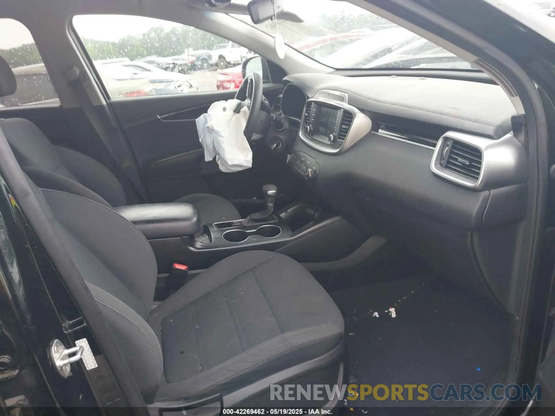 5 Photograph of a damaged car 5XYPG4A38KG581934 KIA SORENTO 2019