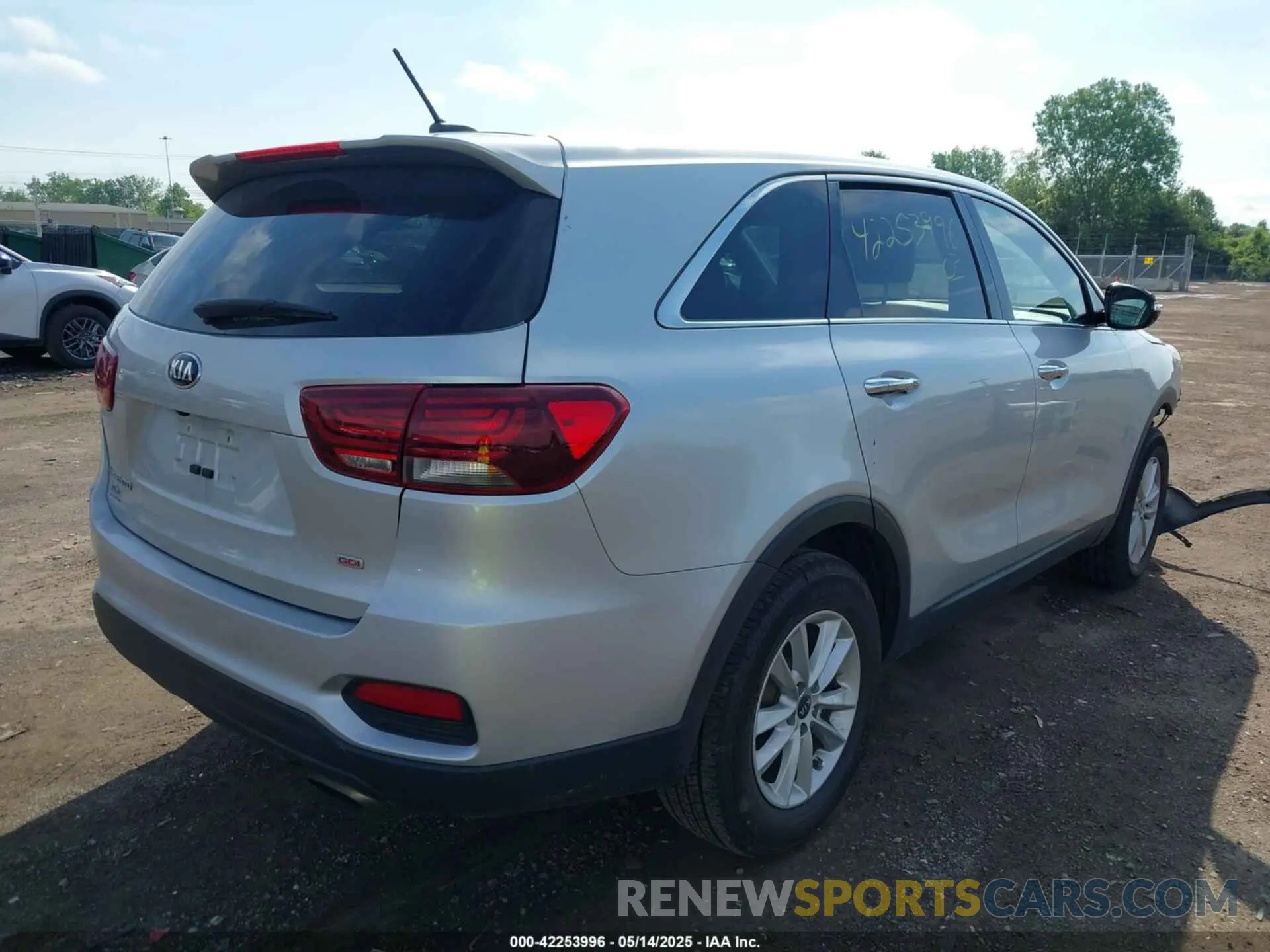 4 Photograph of a damaged car 5XYPG4A39KG463715 KIA SORENTO 2019