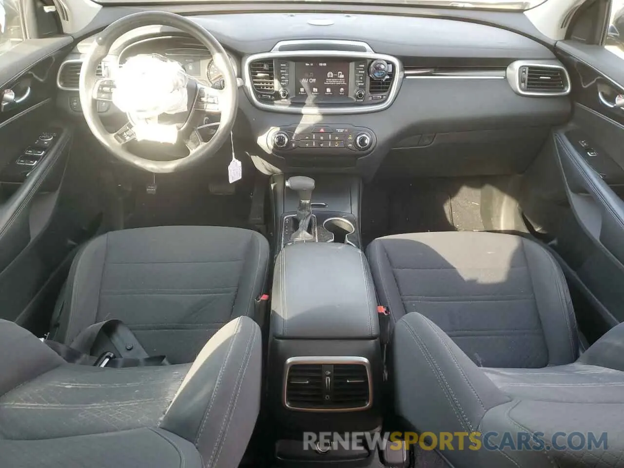 8 Photograph of a damaged car 5XYPG4A39KG520477 KIA SORENTO 2019