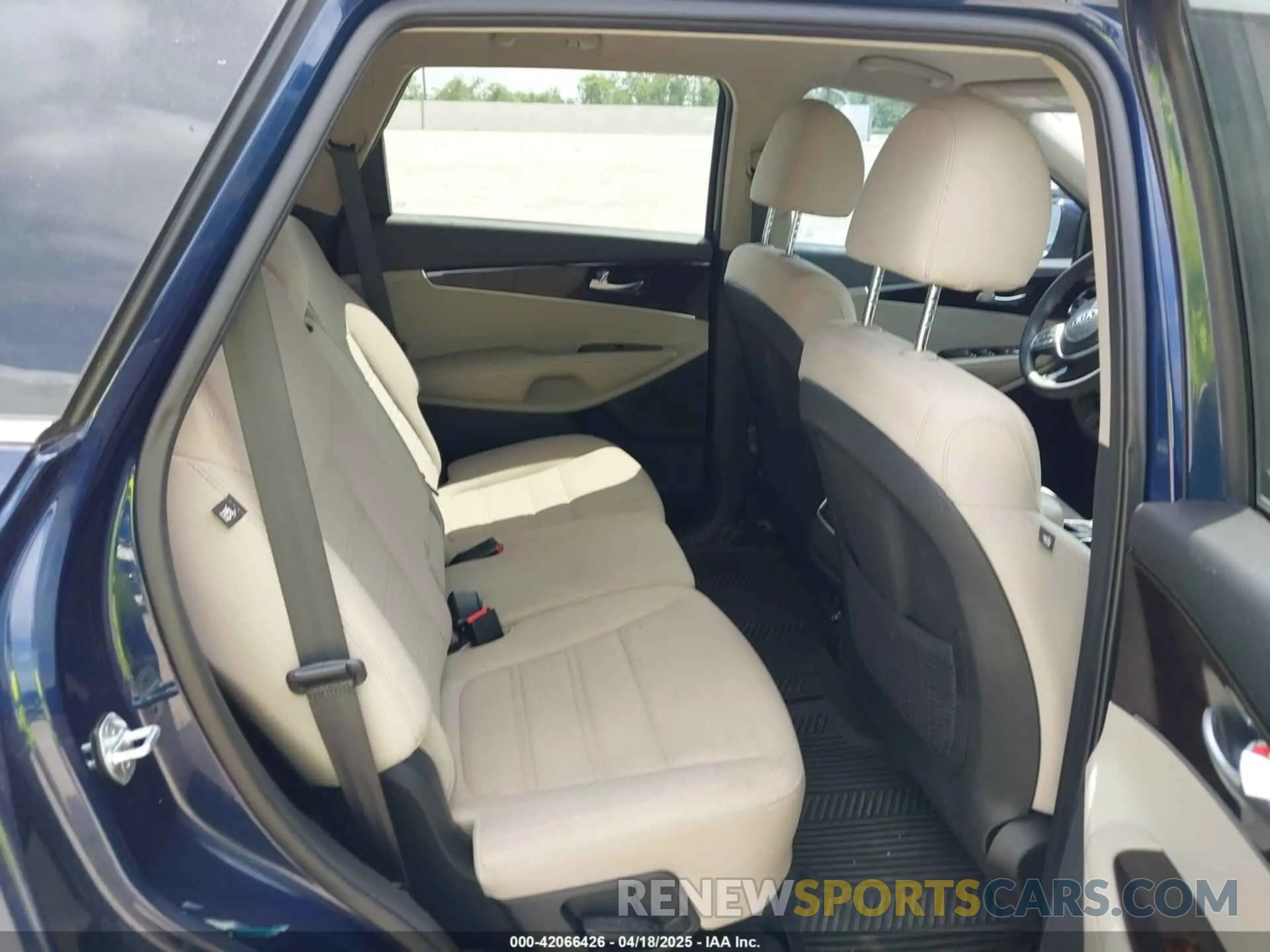 8 Фотография поврежденного автомобиля 5XYPG4A39KG541829 KIA SORENTO 2019
