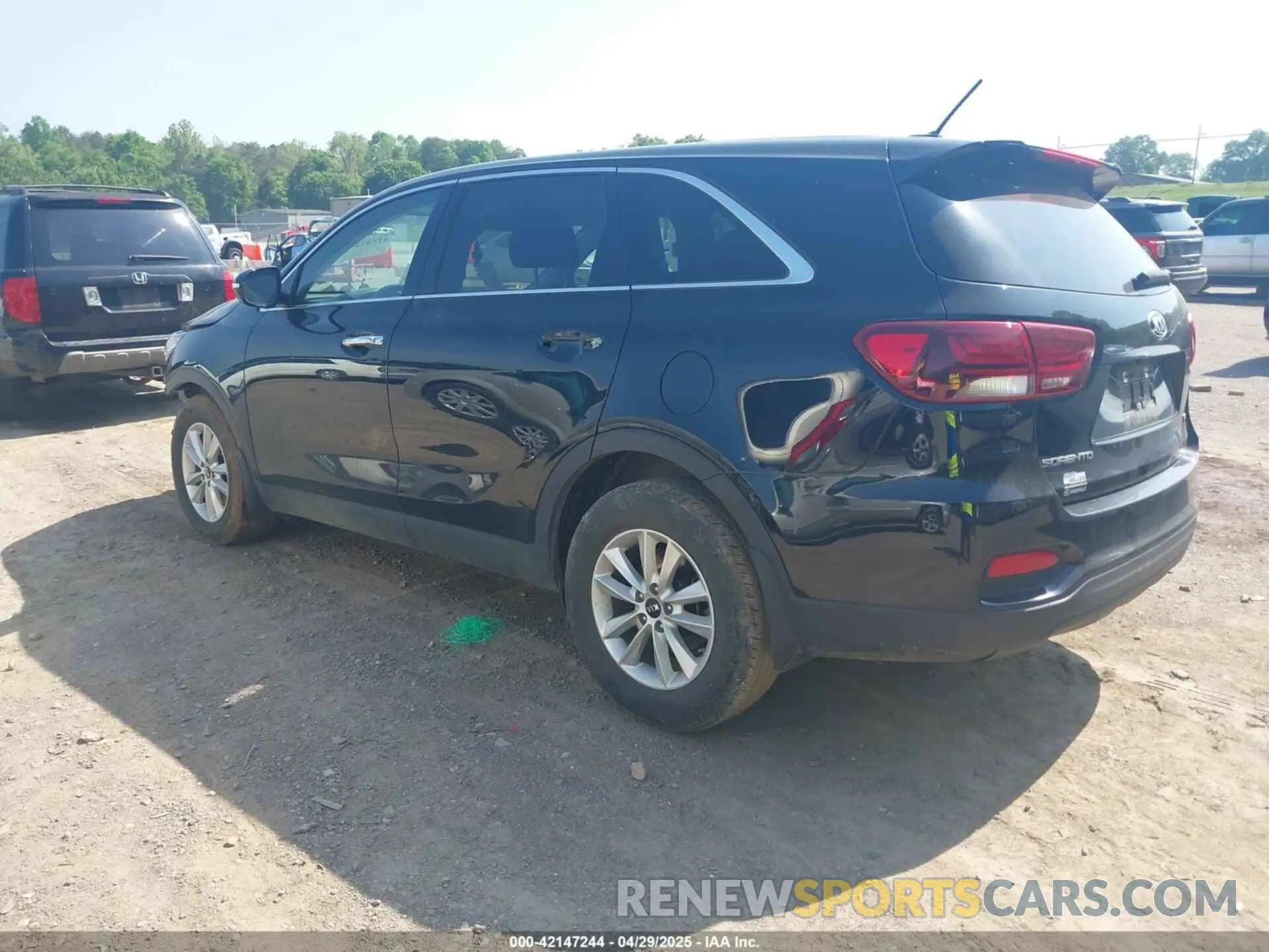 3 Photograph of a damaged car 5XYPG4A39KG576239 KIA SORENTO 2019