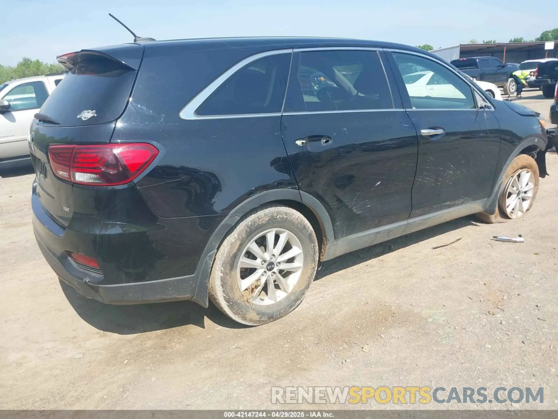 4 Photograph of a damaged car 5XYPG4A39KG576239 KIA SORENTO 2019