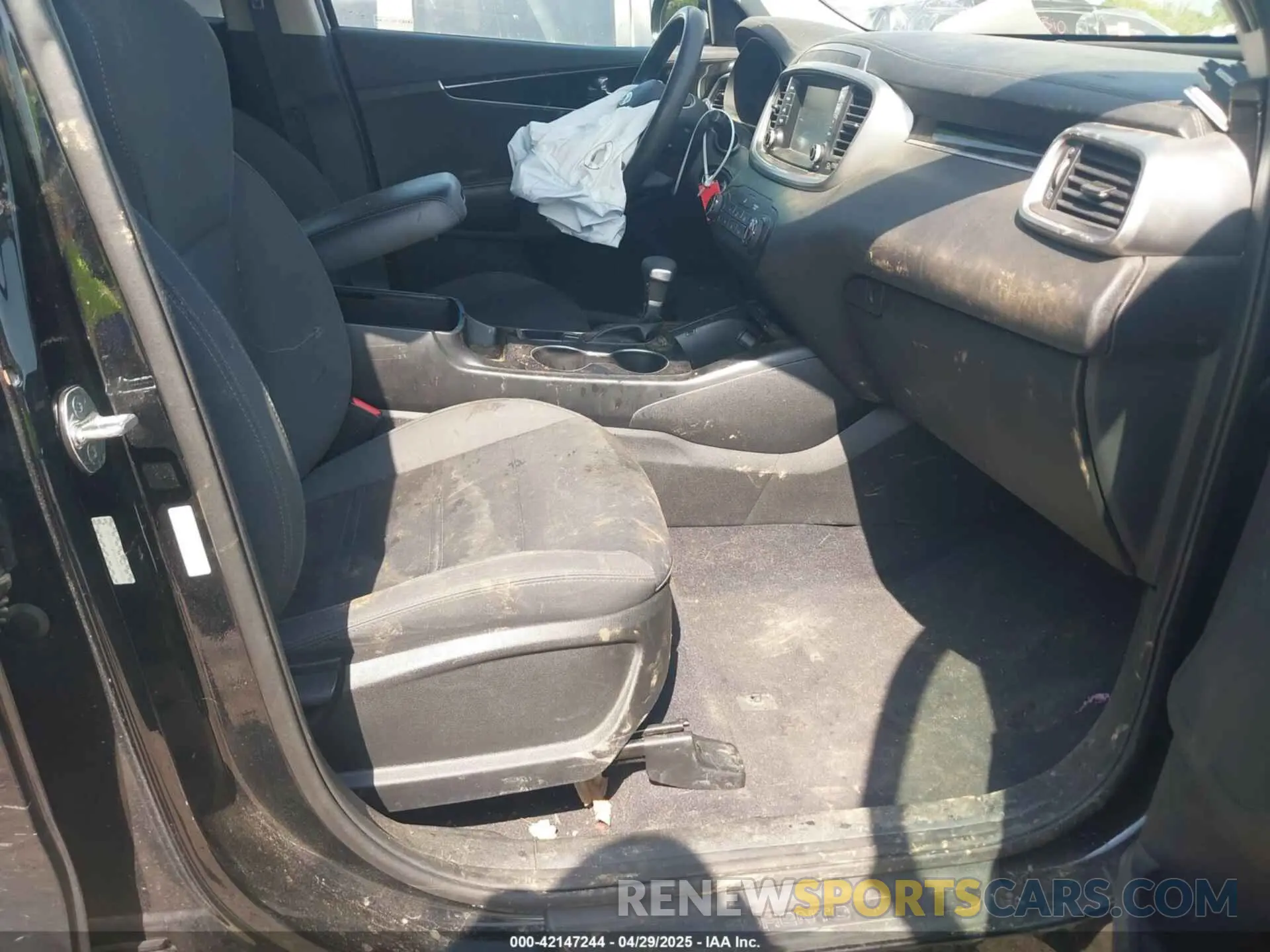5 Photograph of a damaged car 5XYPG4A39KG576239 KIA SORENTO 2019