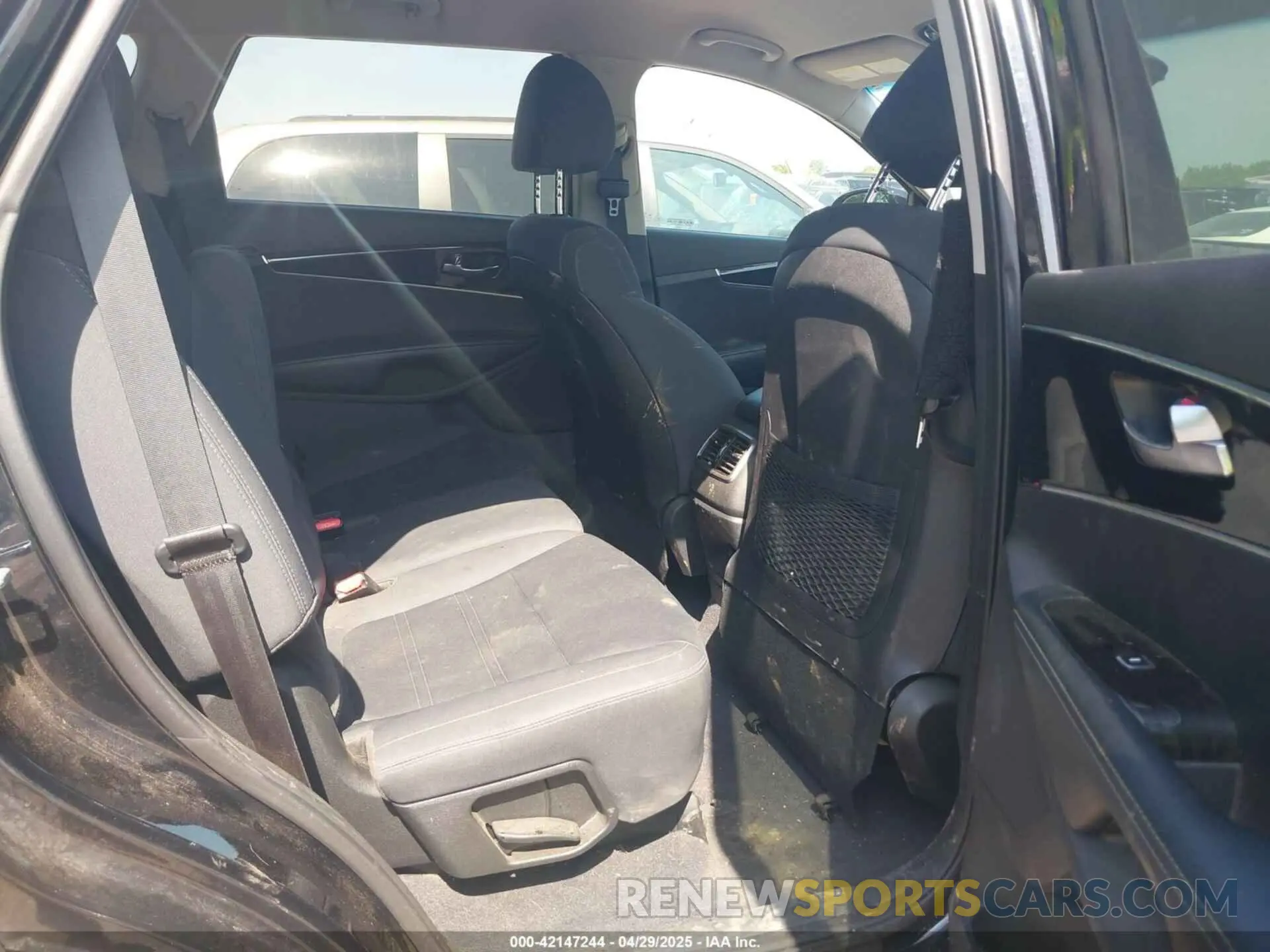8 Photograph of a damaged car 5XYPG4A39KG576239 KIA SORENTO 2019