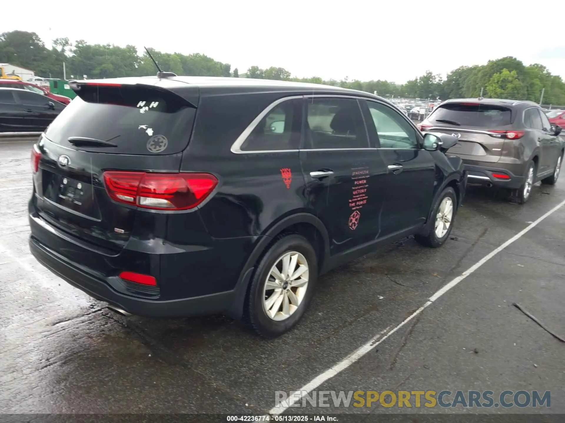 4 Photograph of a damaged car 5XYPG4A39KG584941 KIA SORENTO 2019