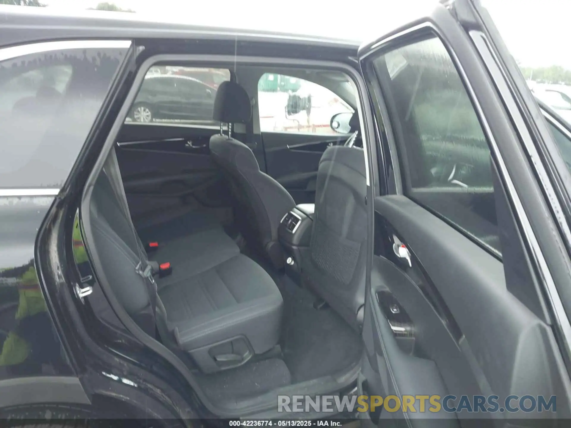 8 Photograph of a damaged car 5XYPG4A39KG584941 KIA SORENTO 2019