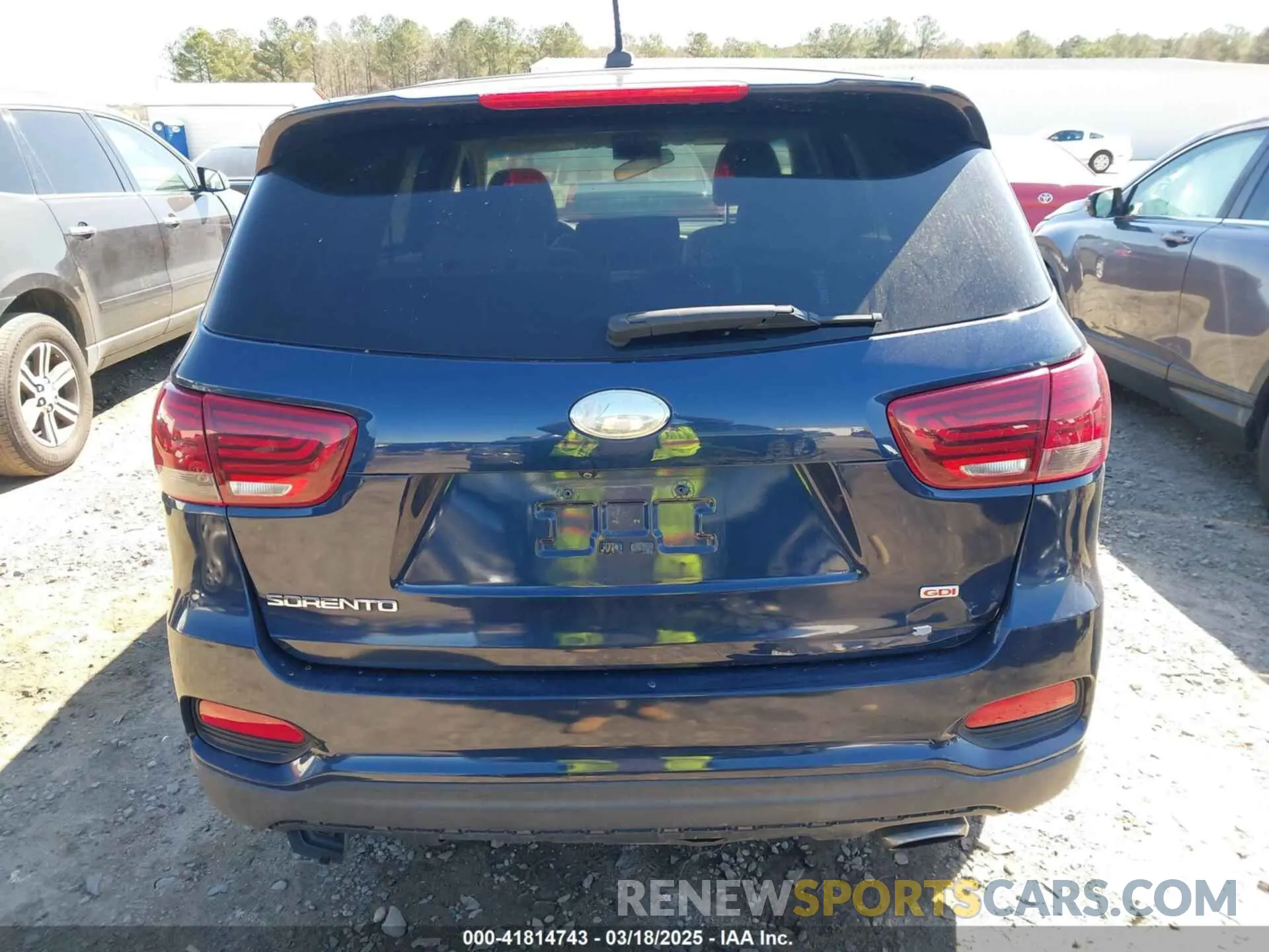 16 Photograph of a damaged car 5XYPG4A3XKG523100 KIA SORENTO 2019
