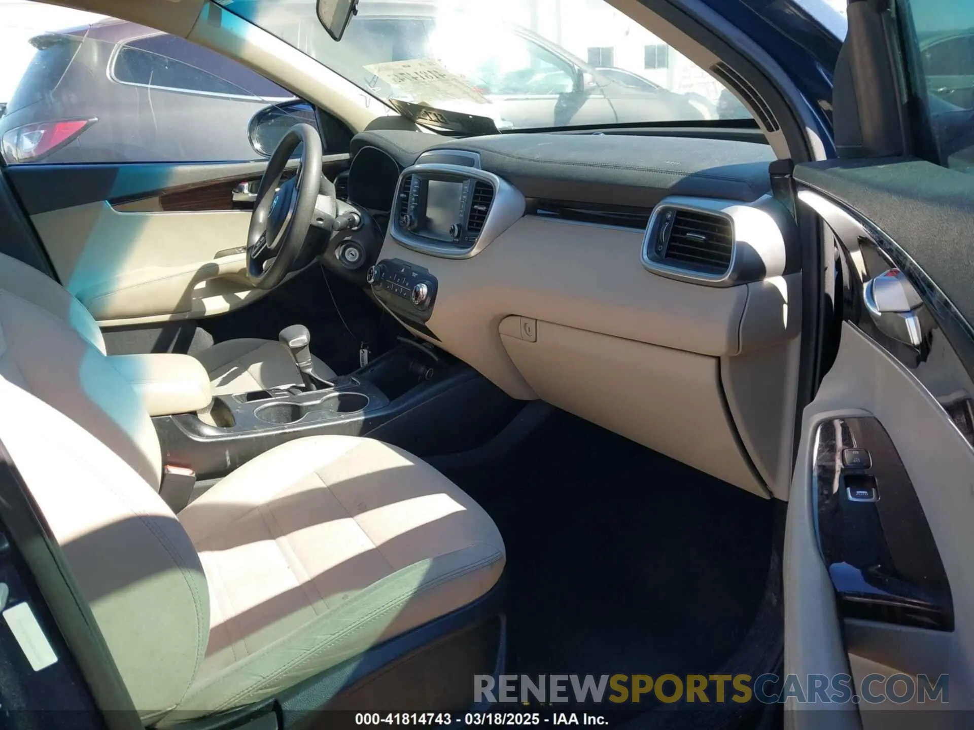 5 Photograph of a damaged car 5XYPG4A3XKG523100 KIA SORENTO 2019