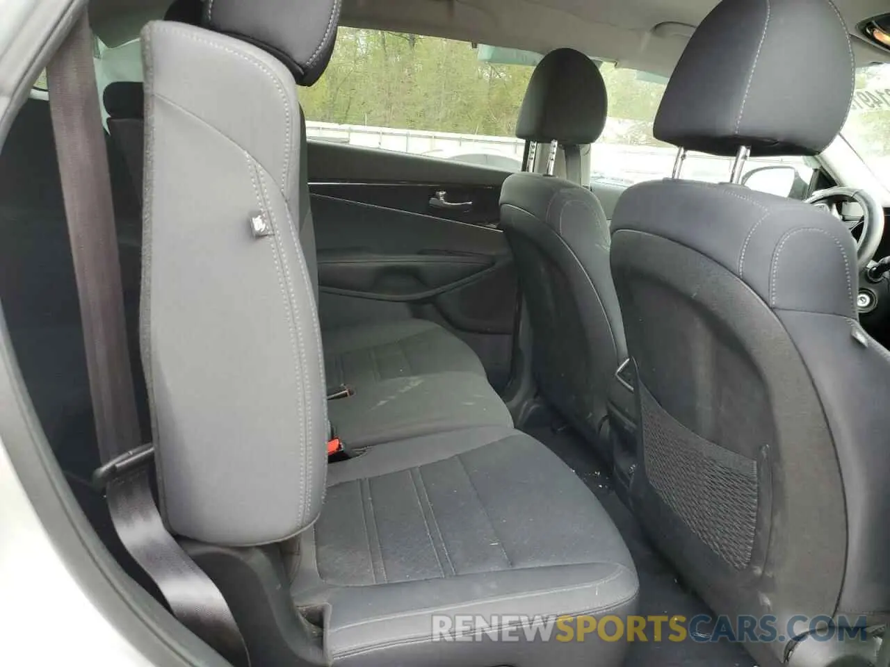 10 Photograph of a damaged car 5XYPG4A3XKG577965 KIA SORENTO 2019