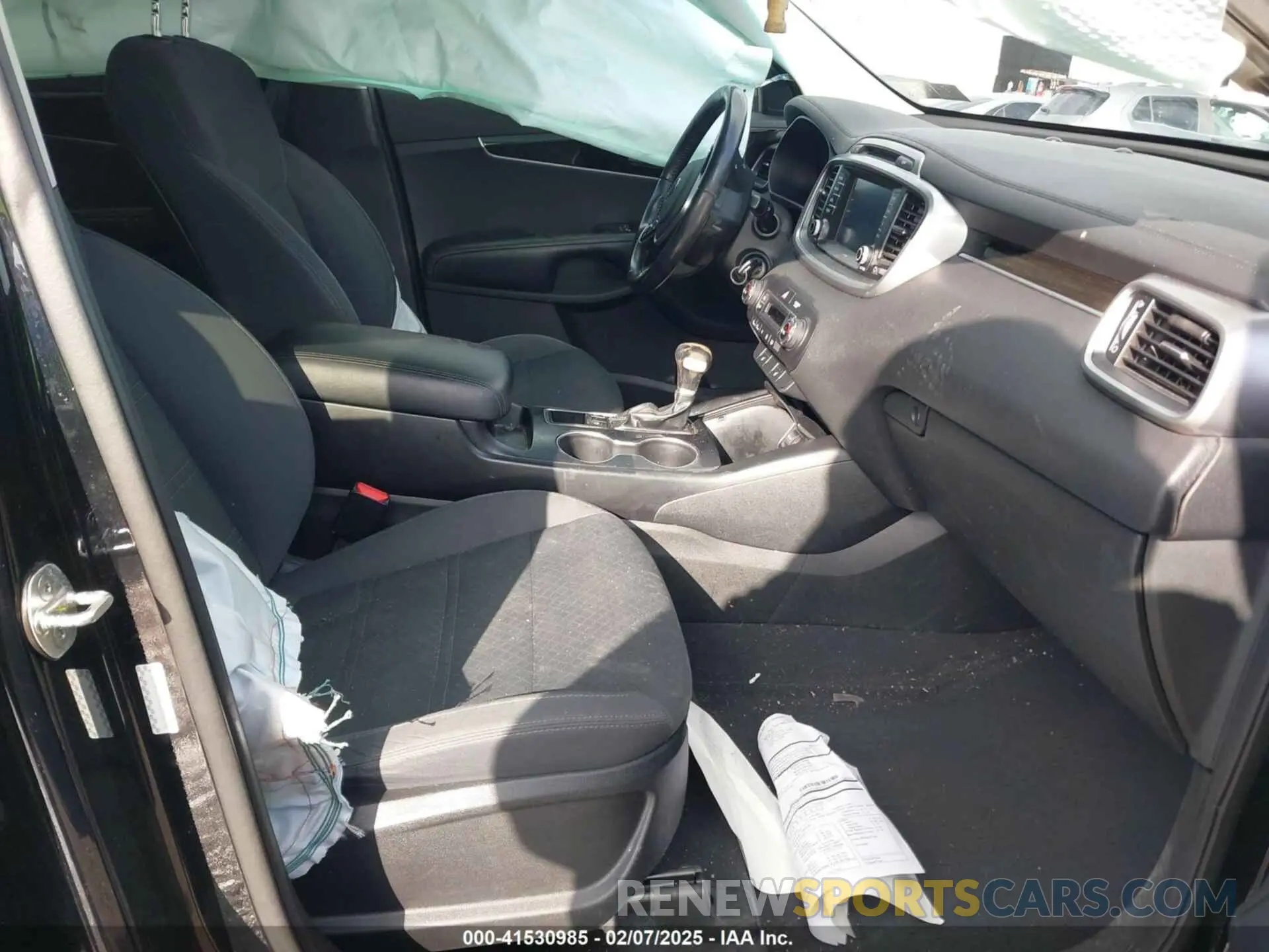 5 Photograph of a damaged car 5XYPG4A3XKG592630 KIA SORENTO 2019