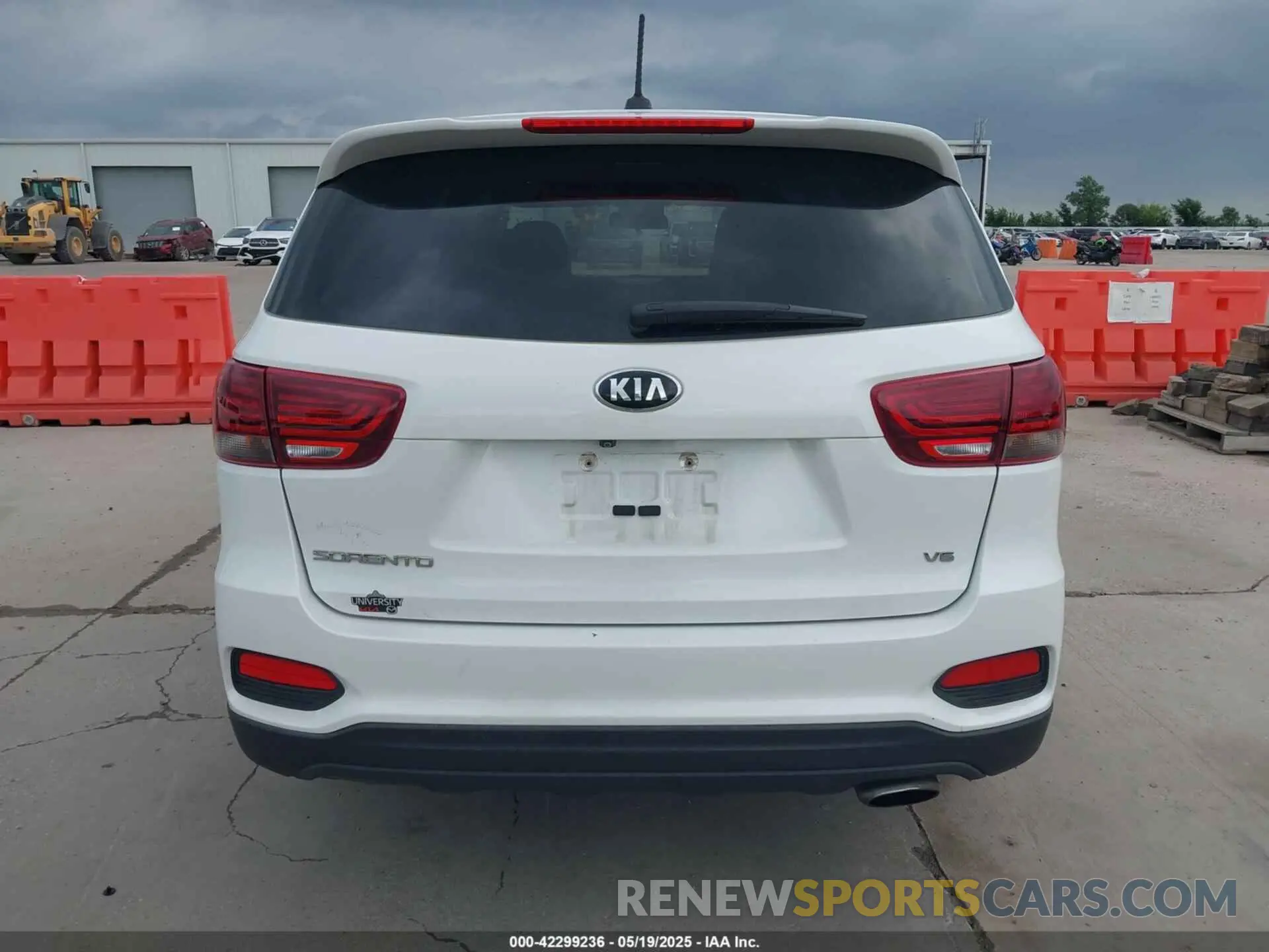 16 Photograph of a damaged car 5XYPG4A50KG573036 KIA SORENTO 2019
