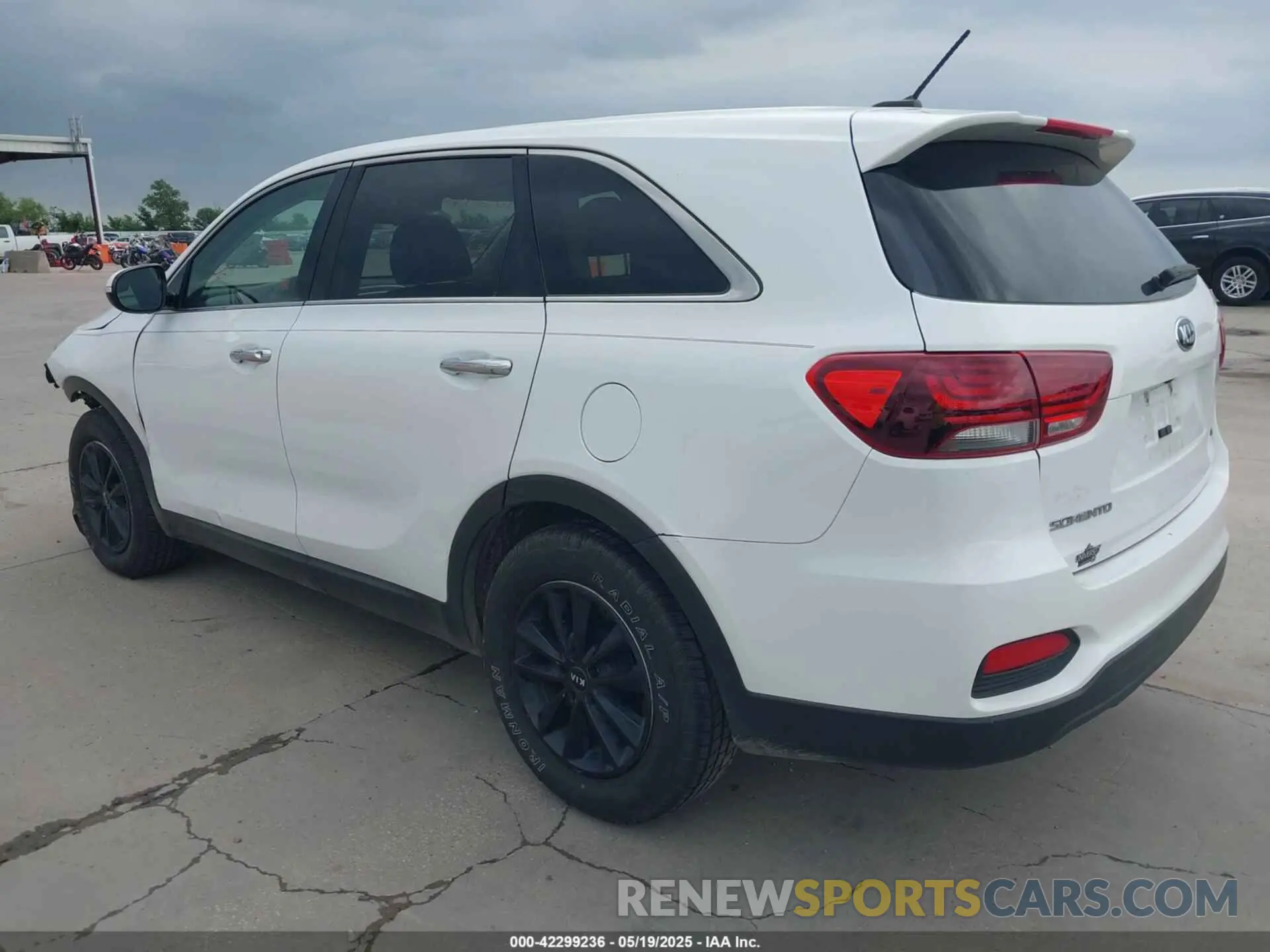 3 Photograph of a damaged car 5XYPG4A50KG573036 KIA SORENTO 2019