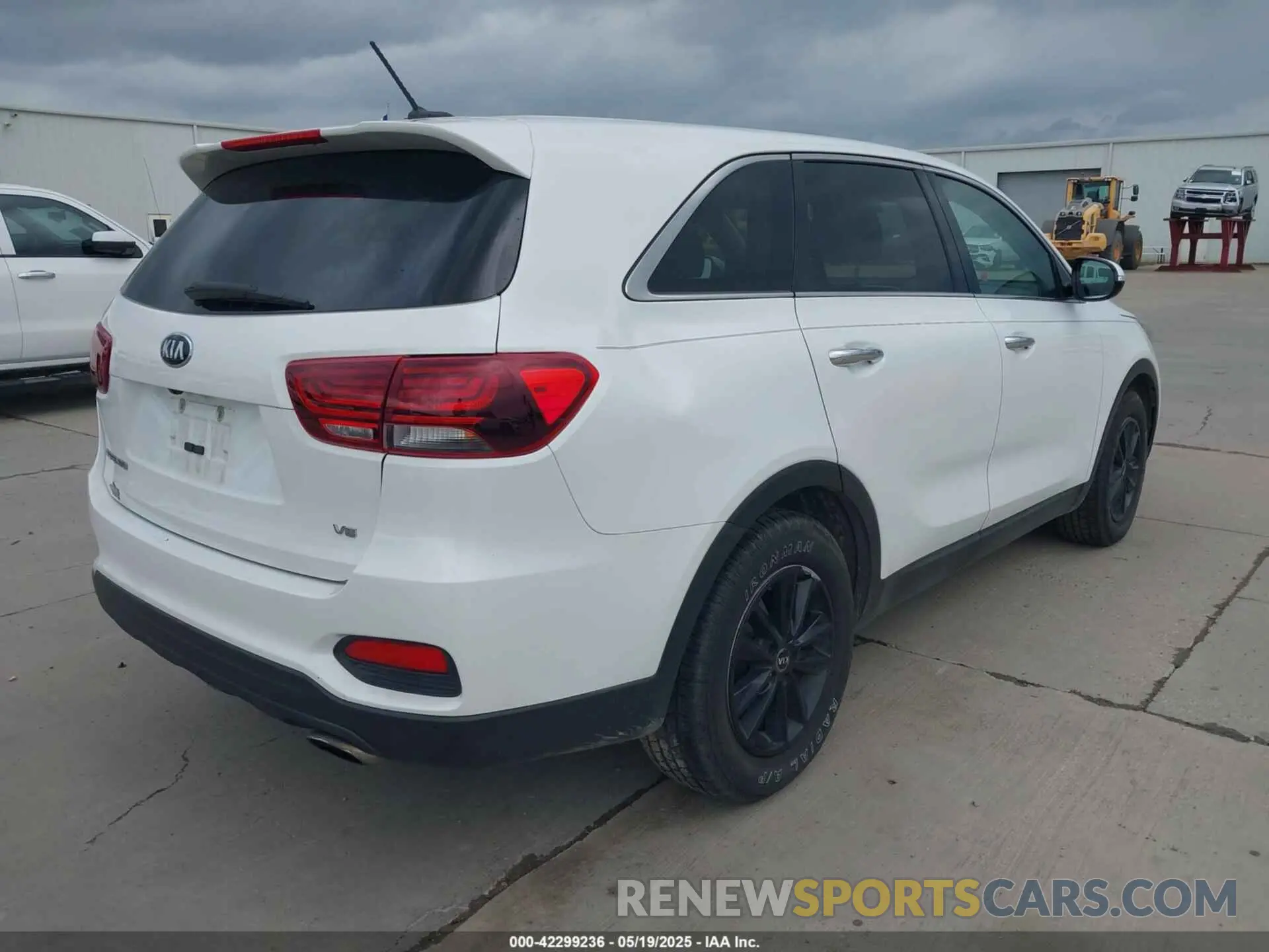 4 Photograph of a damaged car 5XYPG4A50KG573036 KIA SORENTO 2019