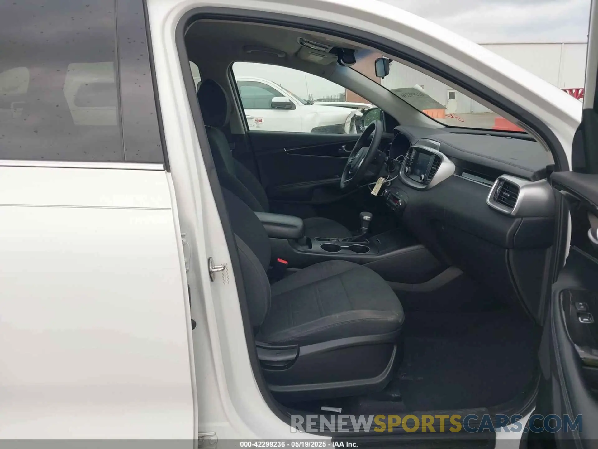 5 Photograph of a damaged car 5XYPG4A50KG573036 KIA SORENTO 2019