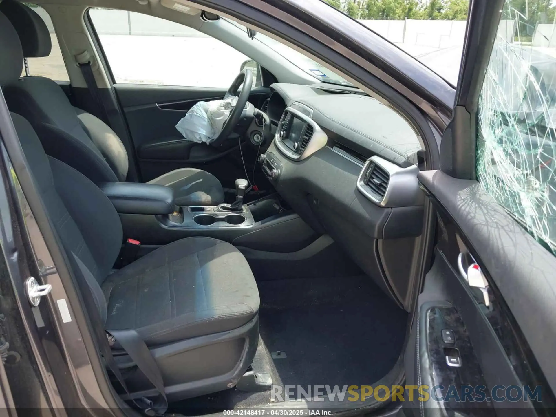 5 Photograph of a damaged car 5XYPG4A51KG441192 KIA SORENTO 2019