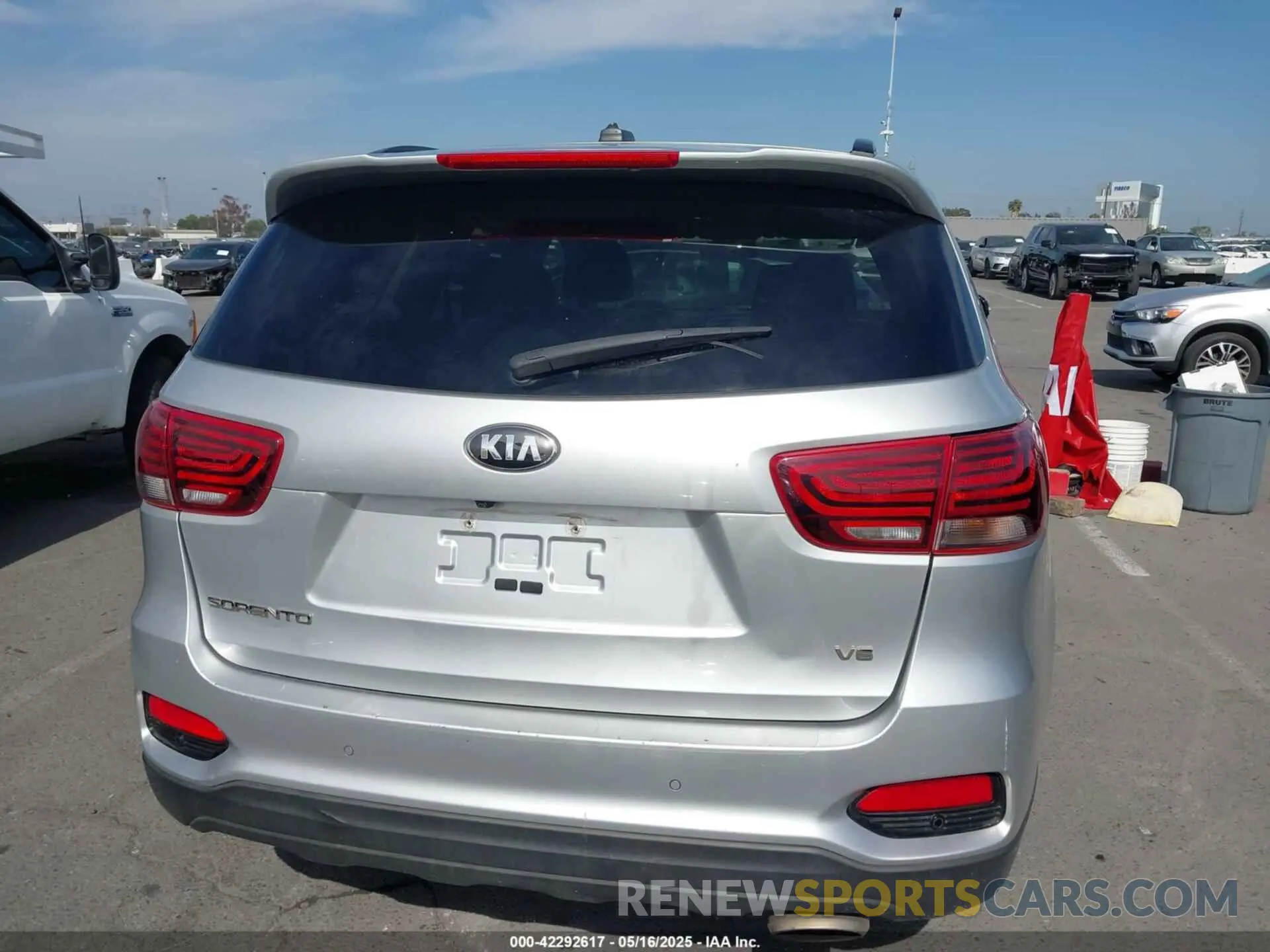 16 Photograph of a damaged car 5XYPG4A51KG594221 KIA SORENTO 2019