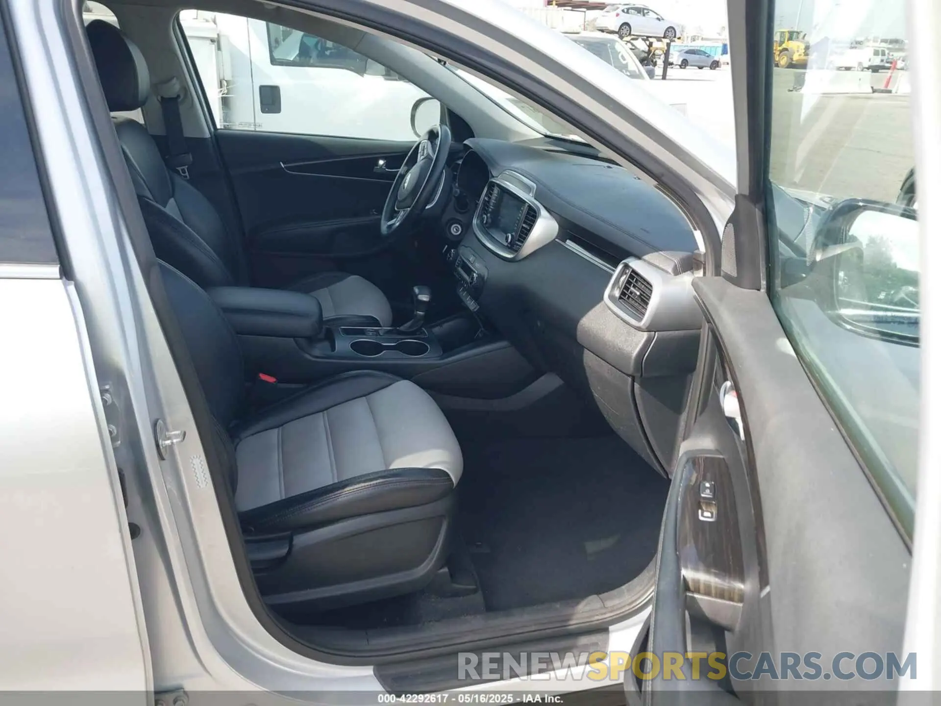 5 Photograph of a damaged car 5XYPG4A51KG594221 KIA SORENTO 2019