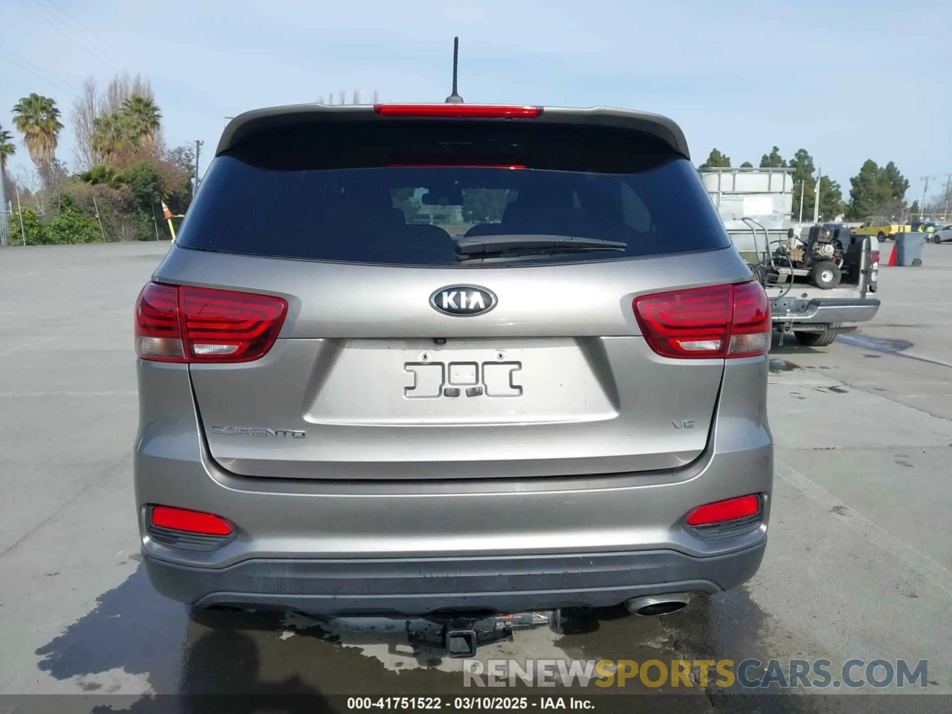 17 Photograph of a damaged car 5XYPG4A54KG476373 KIA SORENTO 2019