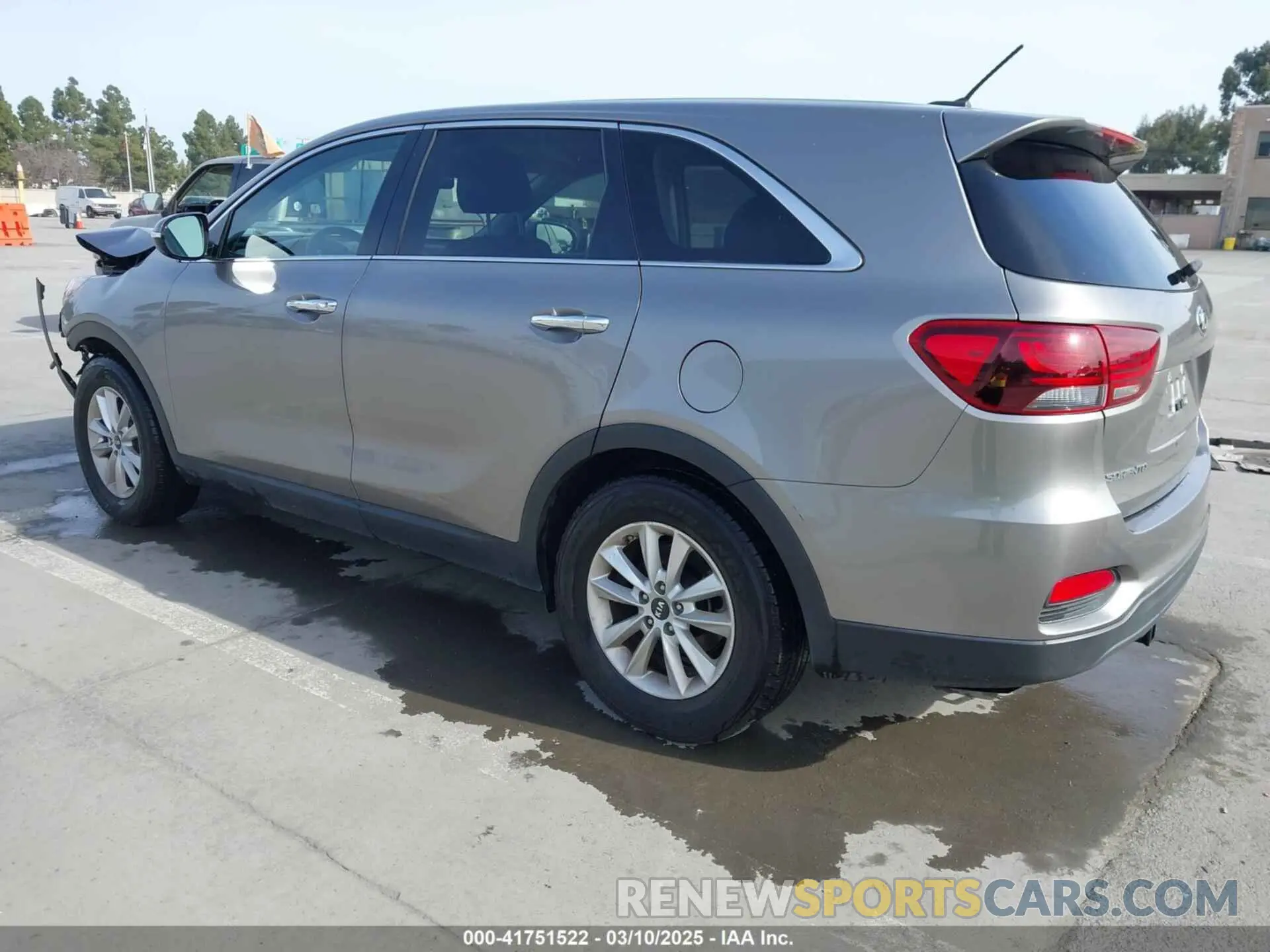 3 Photograph of a damaged car 5XYPG4A54KG476373 KIA SORENTO 2019