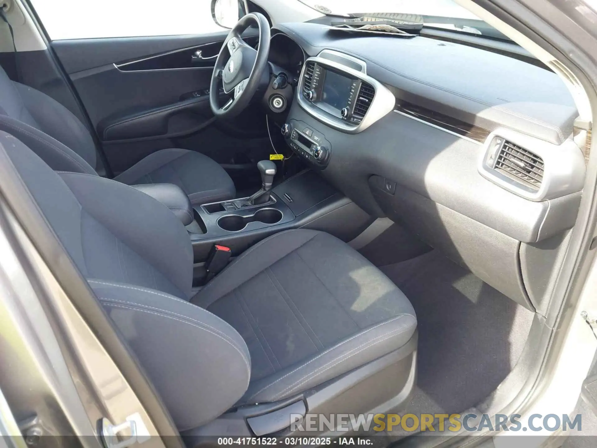 5 Photograph of a damaged car 5XYPG4A54KG476373 KIA SORENTO 2019