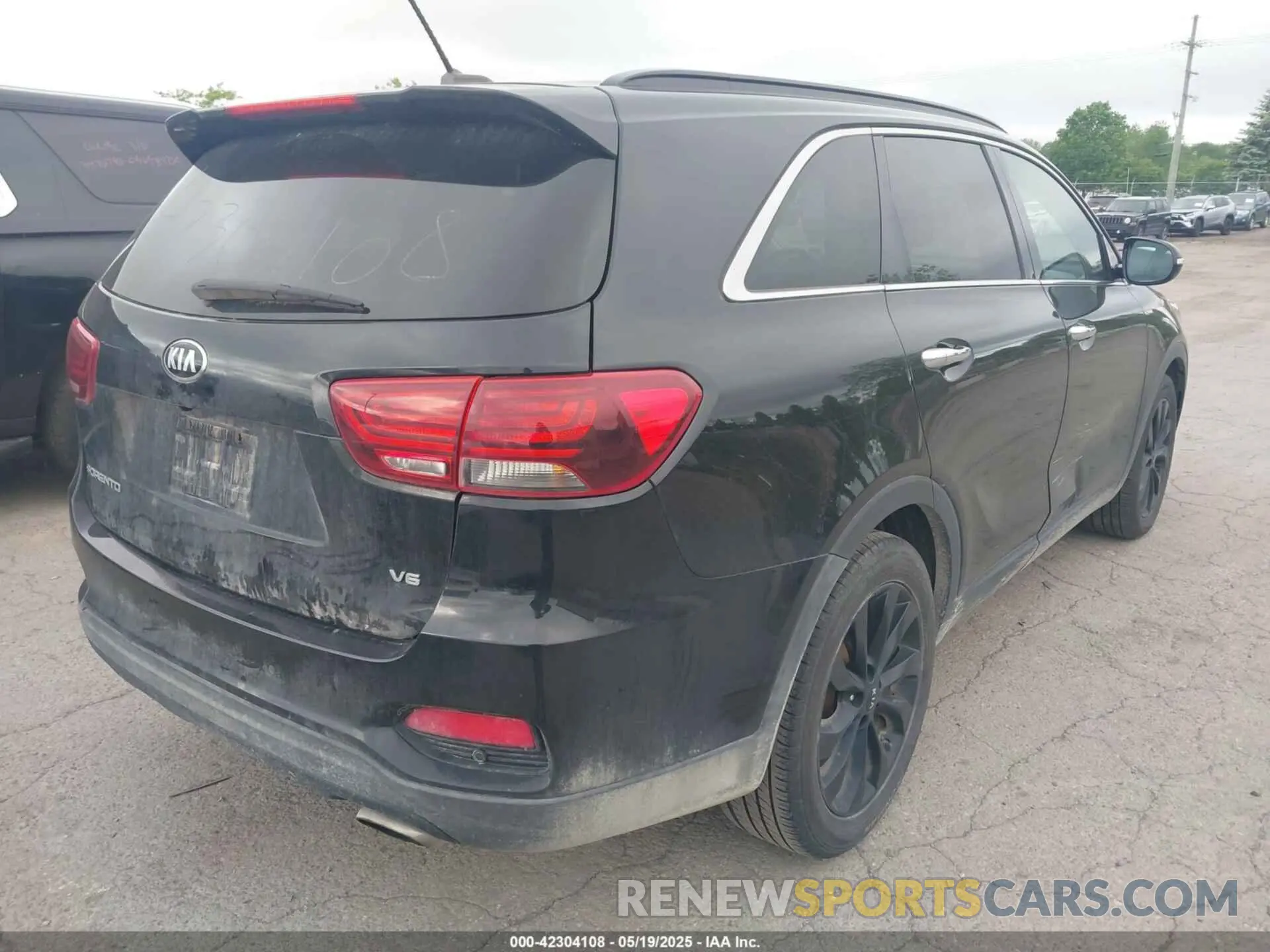 4 Photograph of a damaged car 5XYPG4A56KG598555 KIA SORENTO 2019