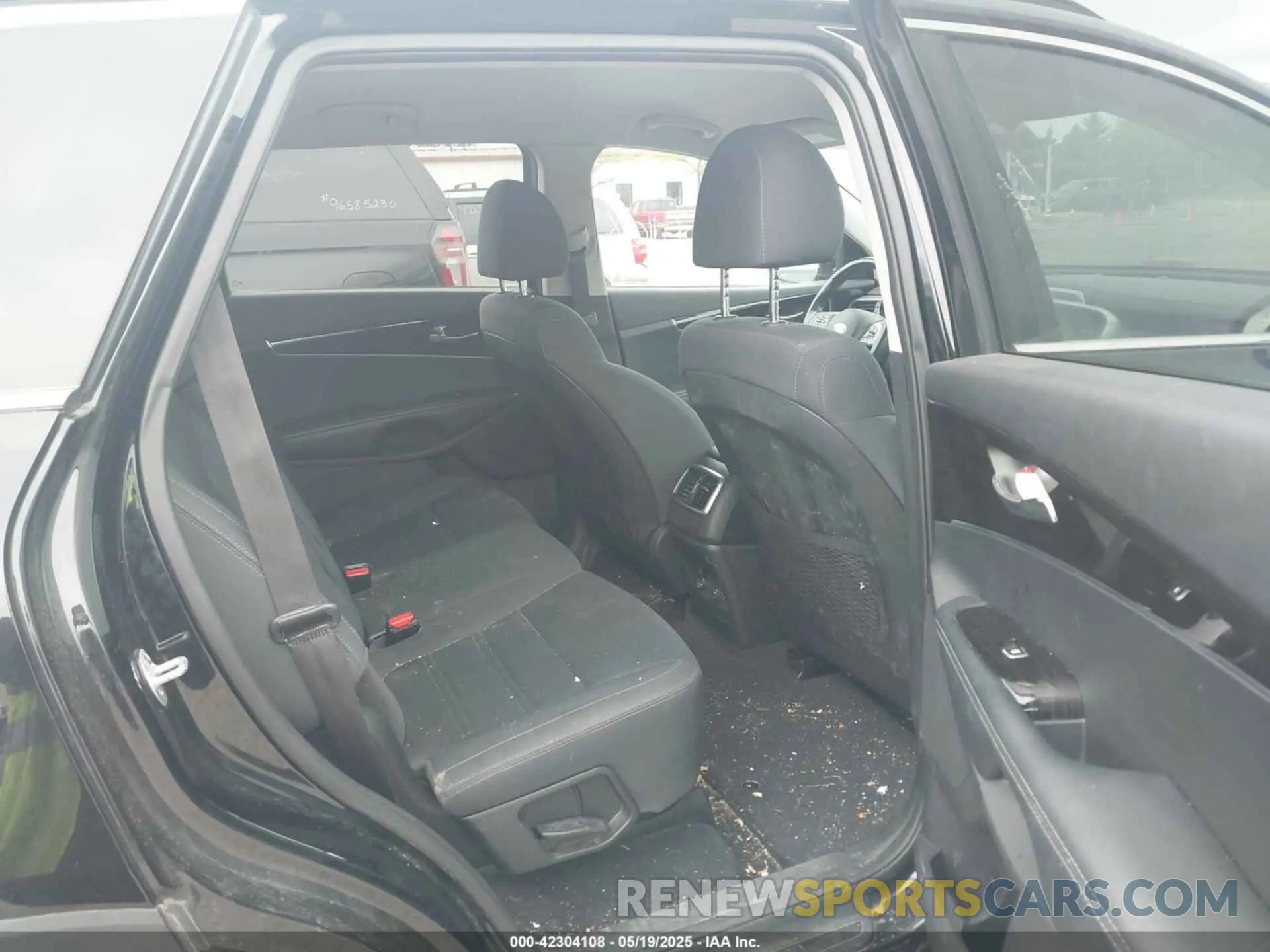 8 Photograph of a damaged car 5XYPG4A56KG598555 KIA SORENTO 2019