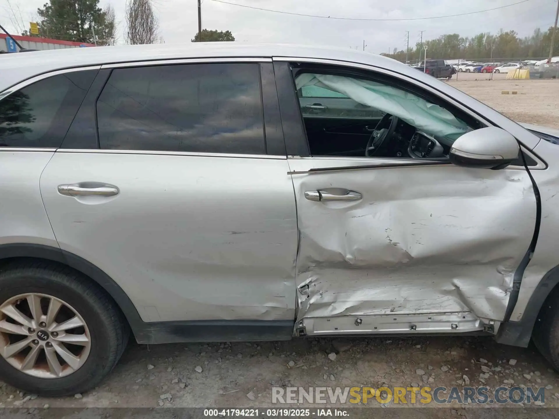13 Photograph of a damaged car 5XYPG4A57KG481373 KIA SORENTO 2019