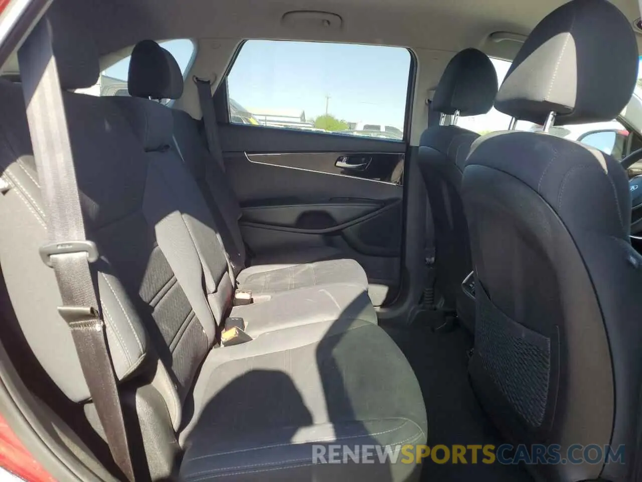 10 Photograph of a damaged car 5XYPG4A57KG572059 KIA SORENTO 2019