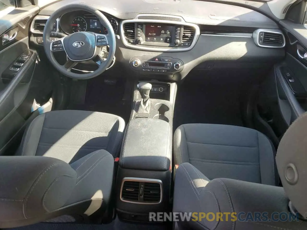 8 Photograph of a damaged car 5XYPG4A57KG572059 KIA SORENTO 2019