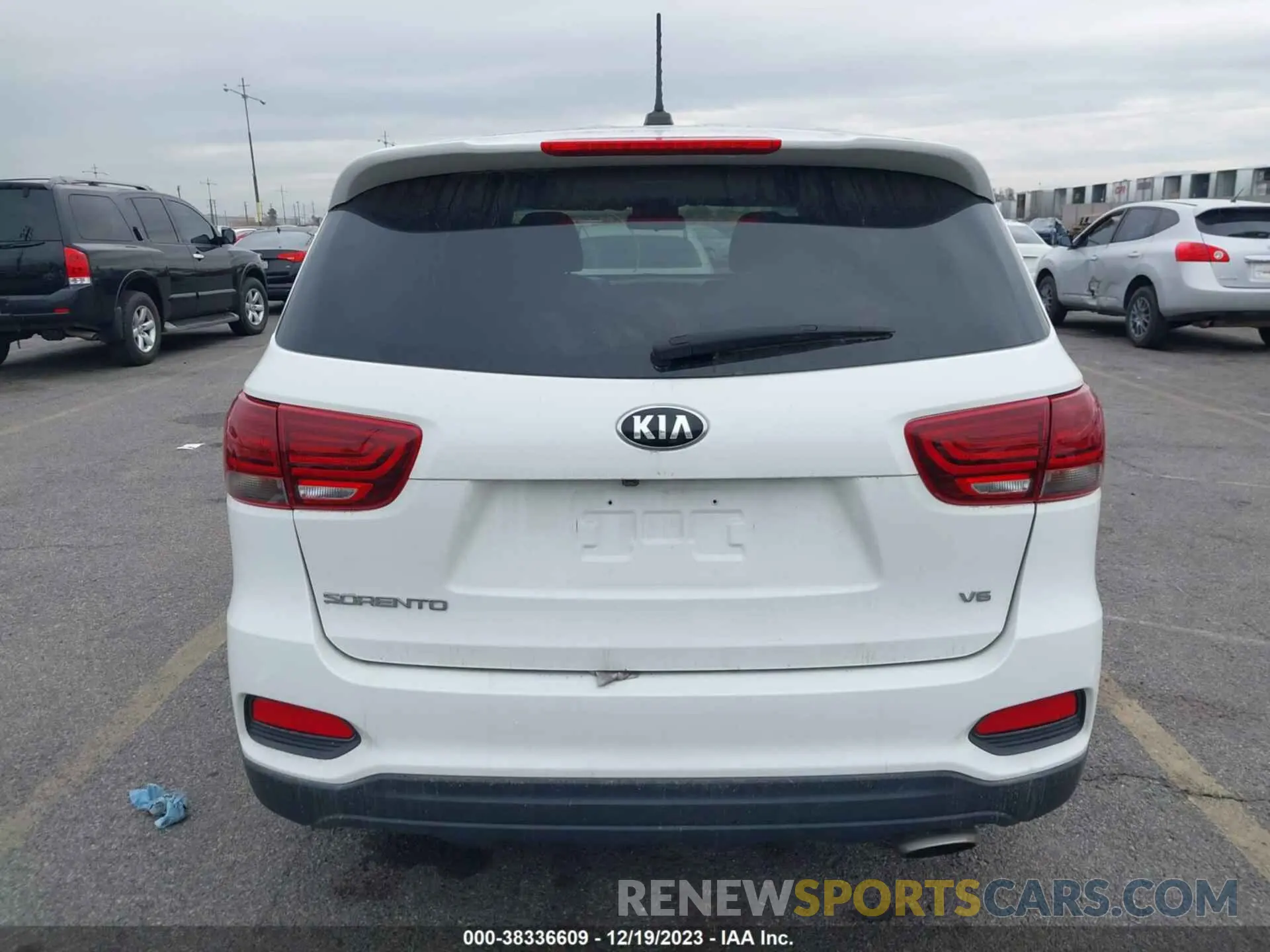 15 Photograph of a damaged car 5XYPG4A5XKG570869 KIA SORENTO 2019