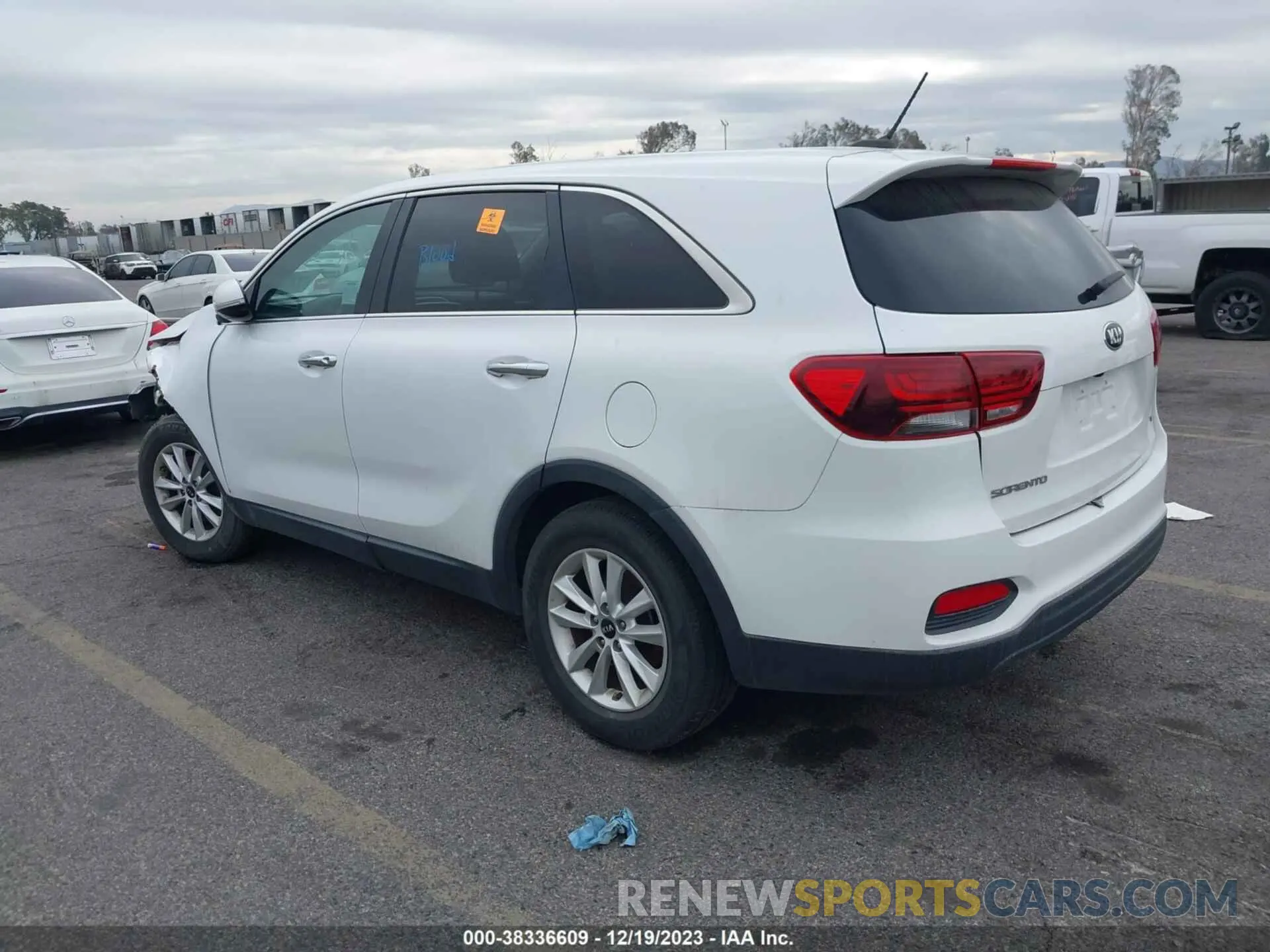 3 Photograph of a damaged car 5XYPG4A5XKG570869 KIA SORENTO 2019