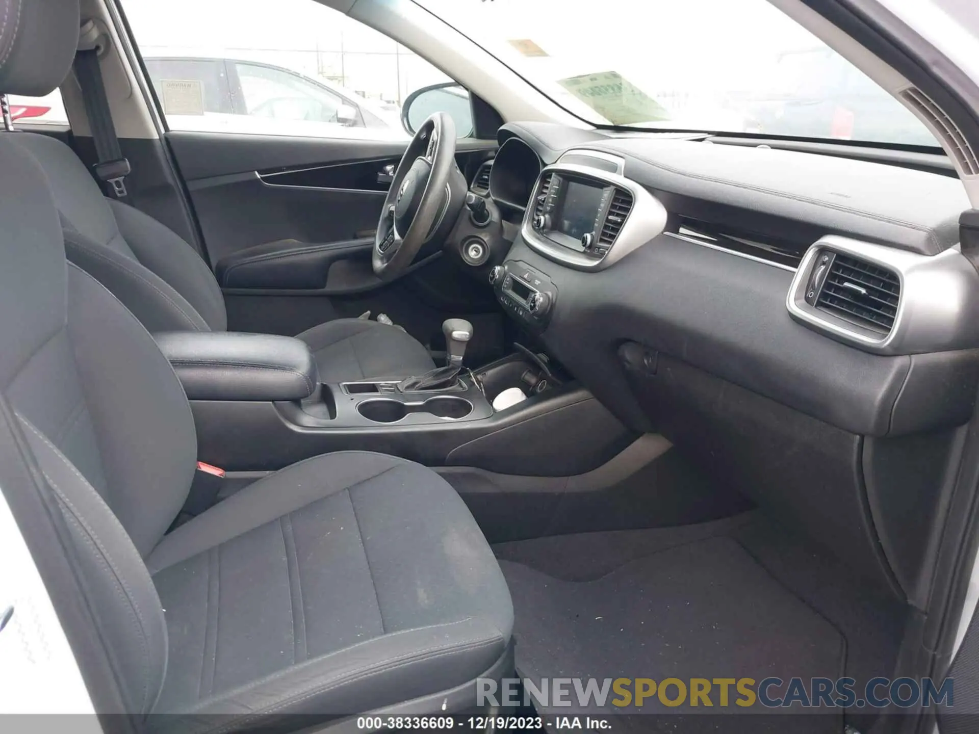5 Photograph of a damaged car 5XYPG4A5XKG570869 KIA SORENTO 2019