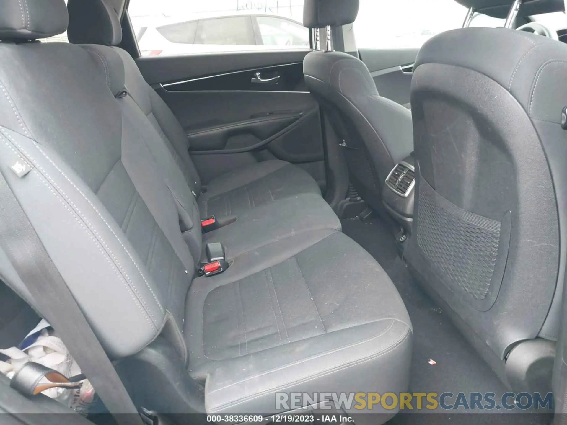 8 Photograph of a damaged car 5XYPG4A5XKG570869 KIA SORENTO 2019