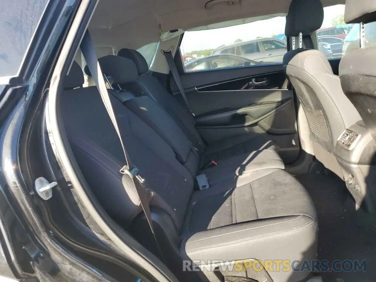 10 Photograph of a damaged car 5XYPGDA30KG548927 KIA SORENTO 2019