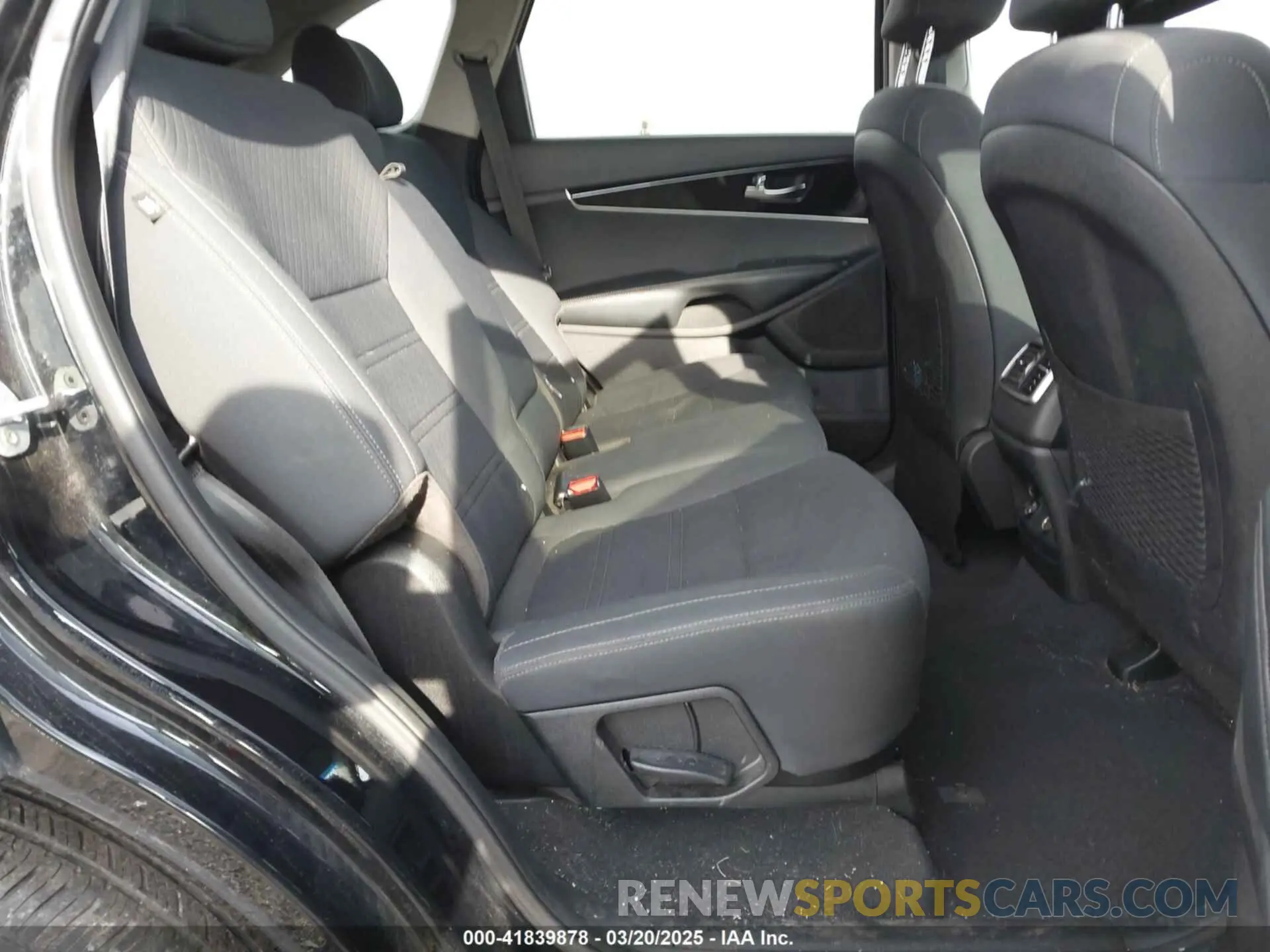8 Photograph of a damaged car 5XYPGDA35KG553010 KIA SORENTO 2019