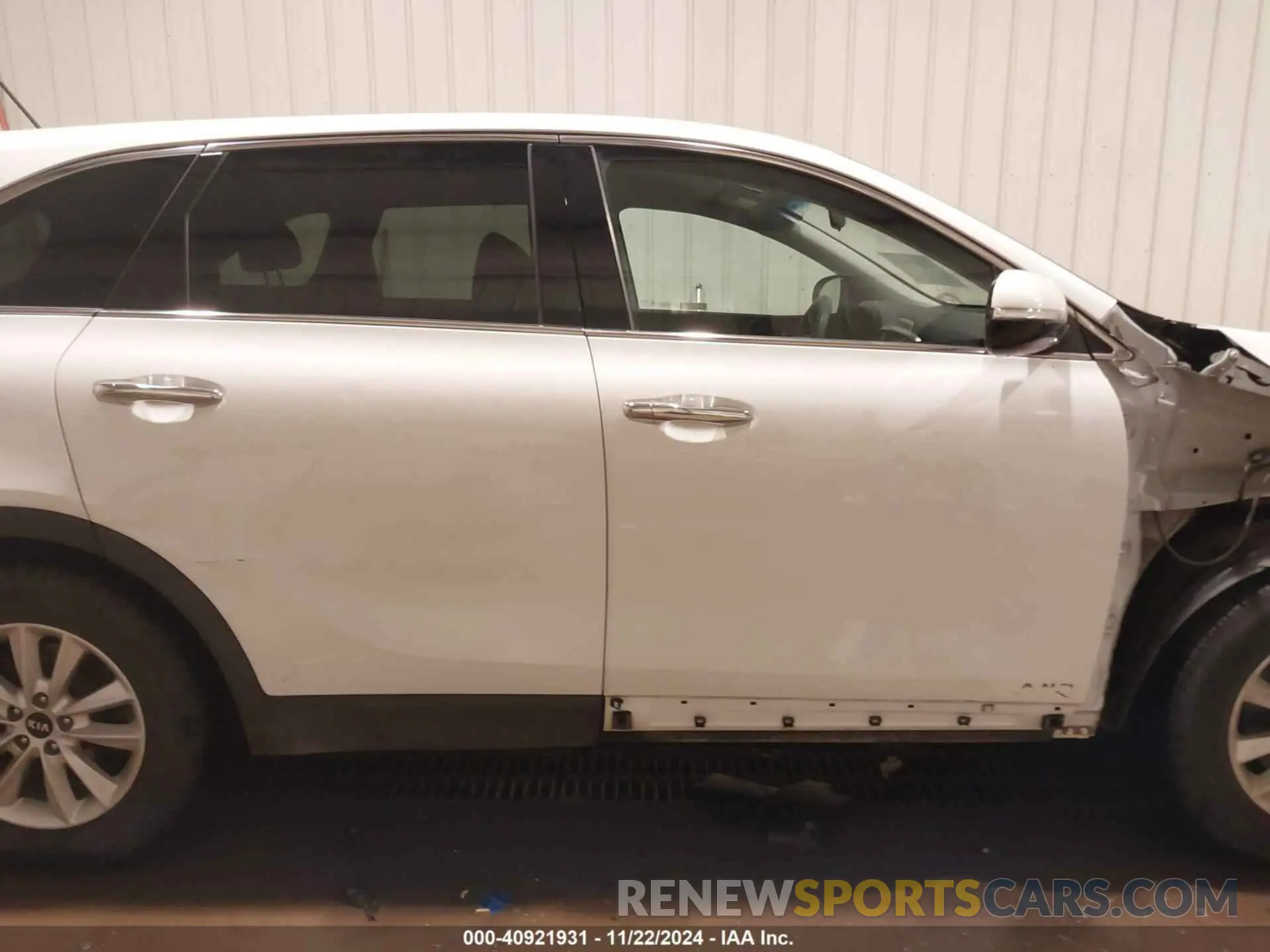 14 Photograph of a damaged car 5XYPGDA36KG542596 KIA SORENTO 2019
