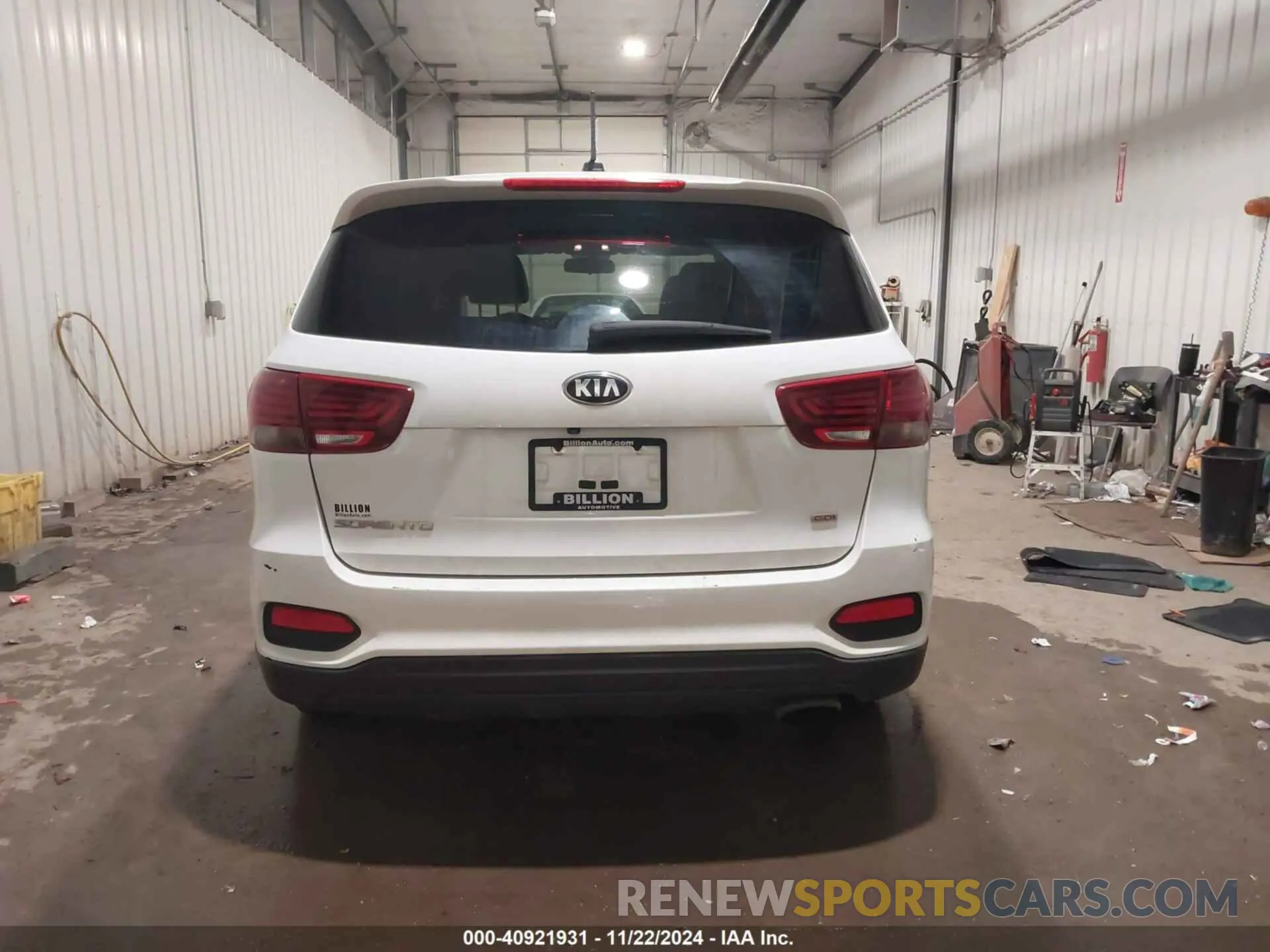 17 Photograph of a damaged car 5XYPGDA36KG542596 KIA SORENTO 2019