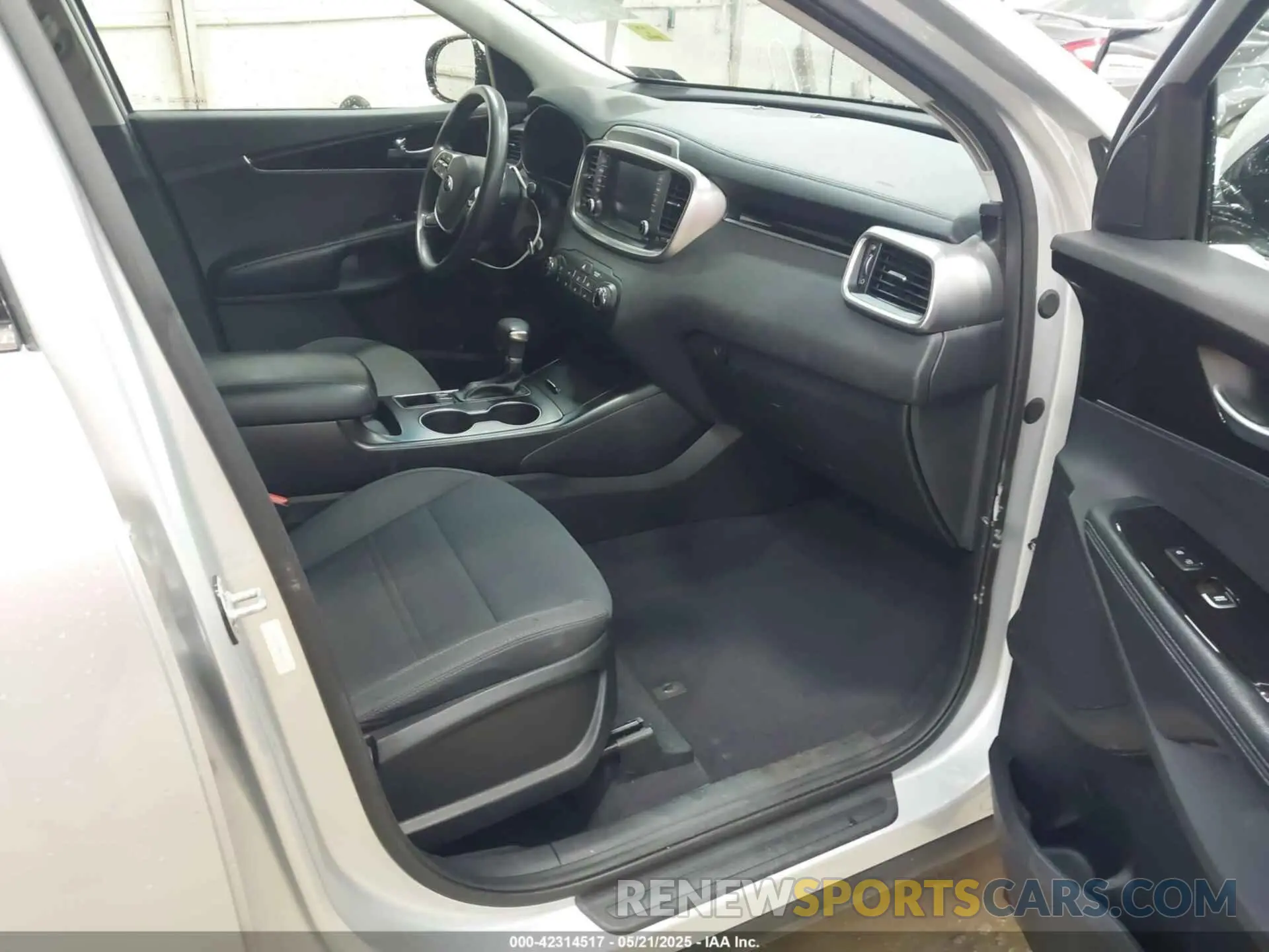 5 Photograph of a damaged car 5XYPGDA38KG550909 KIA SORENTO 2019
