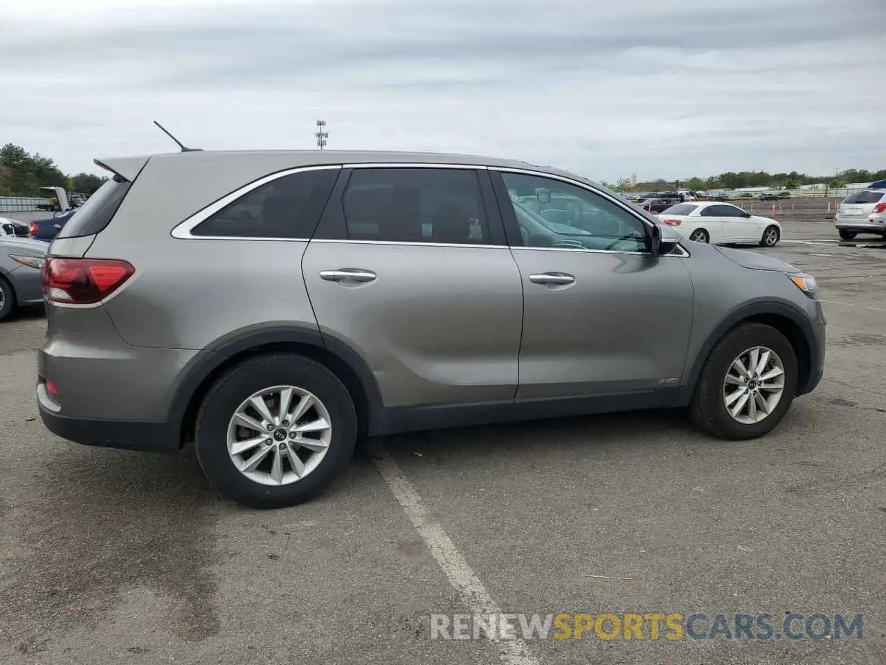 3 Photograph of a damaged car 5XYPGDA51KG476895 KIA SORENTO 2019