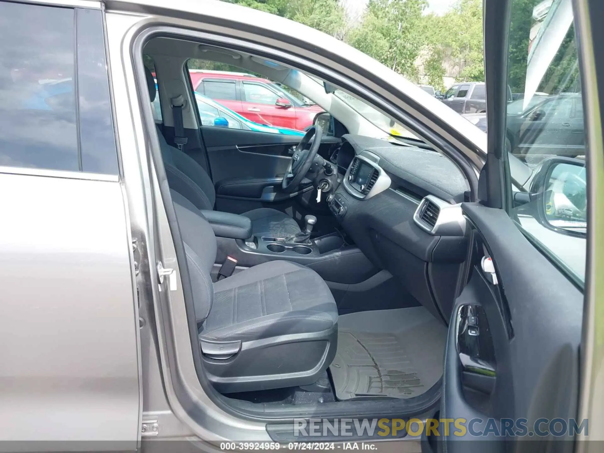 5 Photograph of a damaged car 5XYPGDA52KG457482 KIA SORENTO 2019