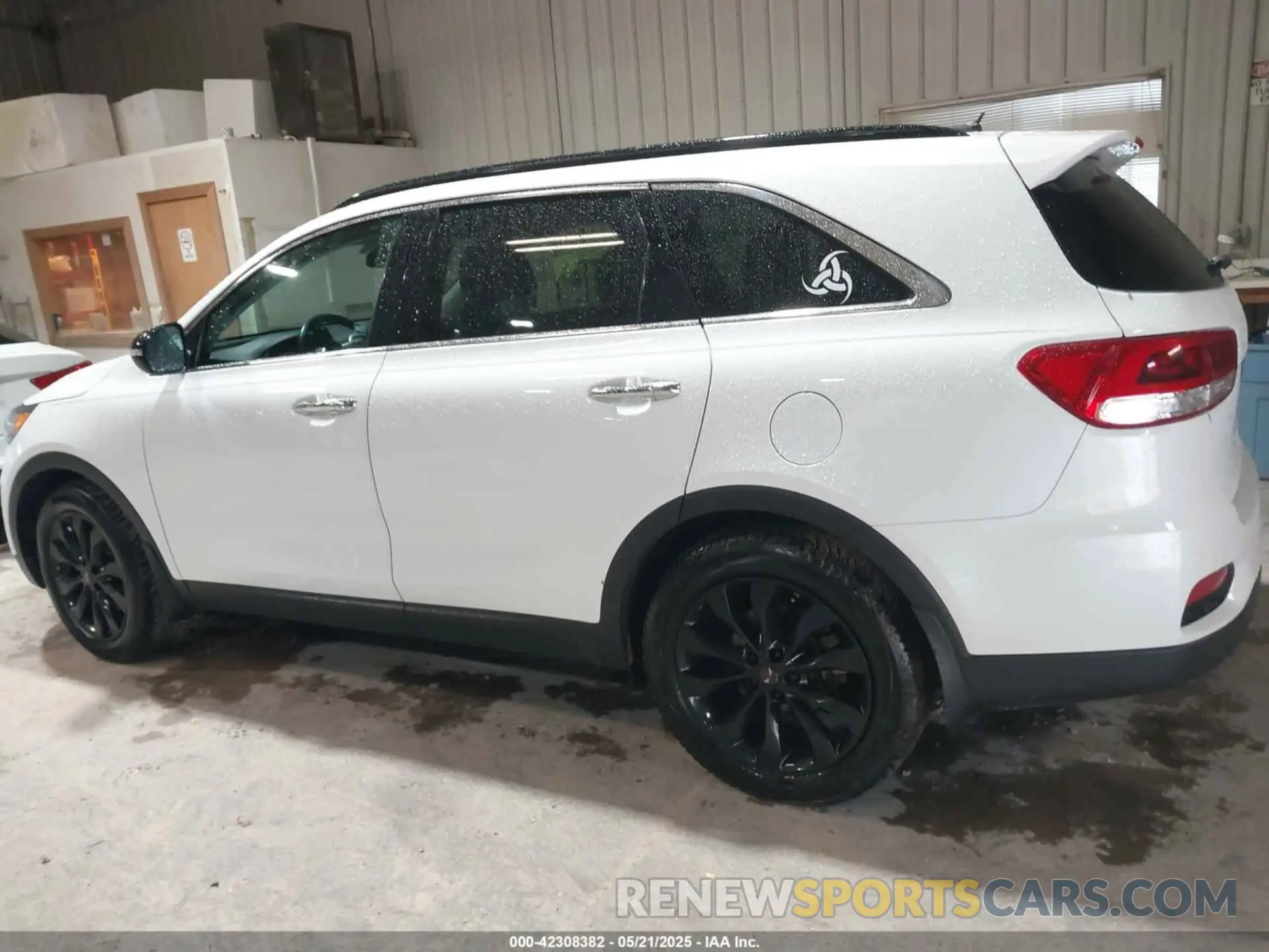 14 Photograph of a damaged car 5XYPGDA54KG582709 KIA SORENTO 2019