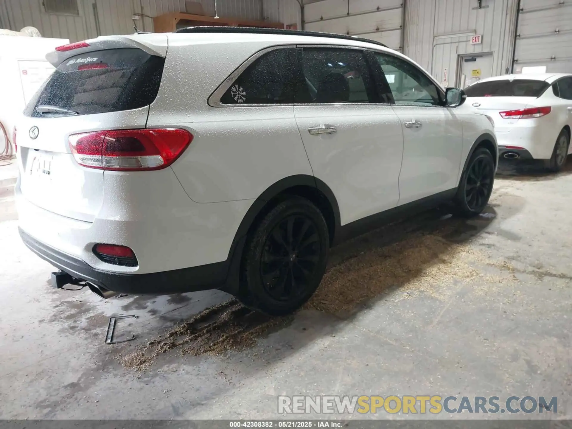 4 Photograph of a damaged car 5XYPGDA54KG582709 KIA SORENTO 2019