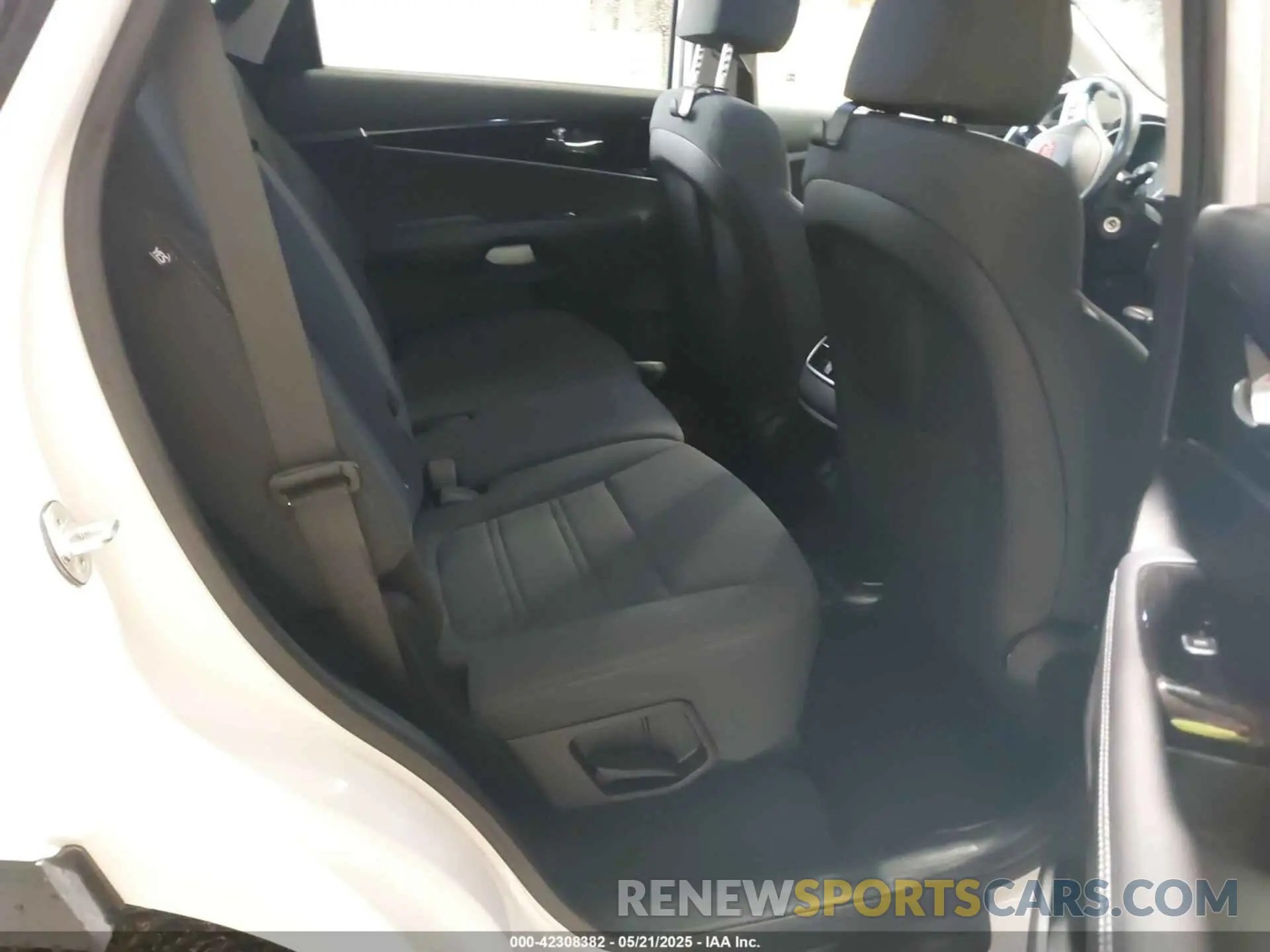 8 Photograph of a damaged car 5XYPGDA54KG582709 KIA SORENTO 2019