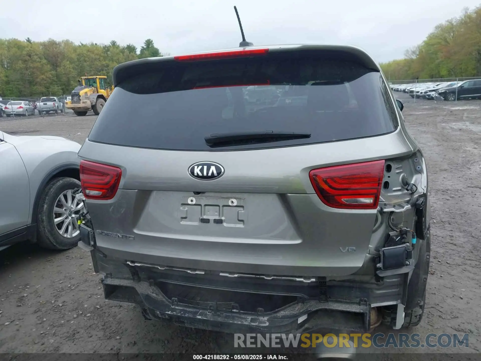 16 Photograph of a damaged car 5XYPGDA55KG481016 KIA SORENTO 2019